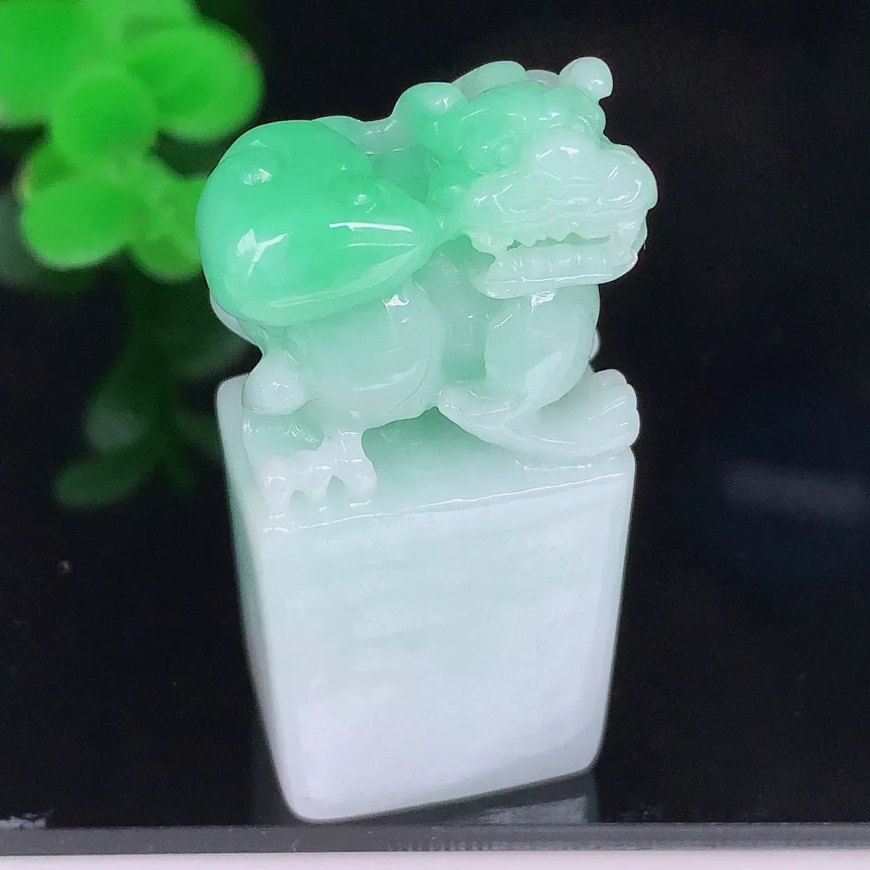 自然光实拍，冰润飘绿招财貔貅印章，翠色灵动，颜色漂亮，种老水足，品相佳#76.12