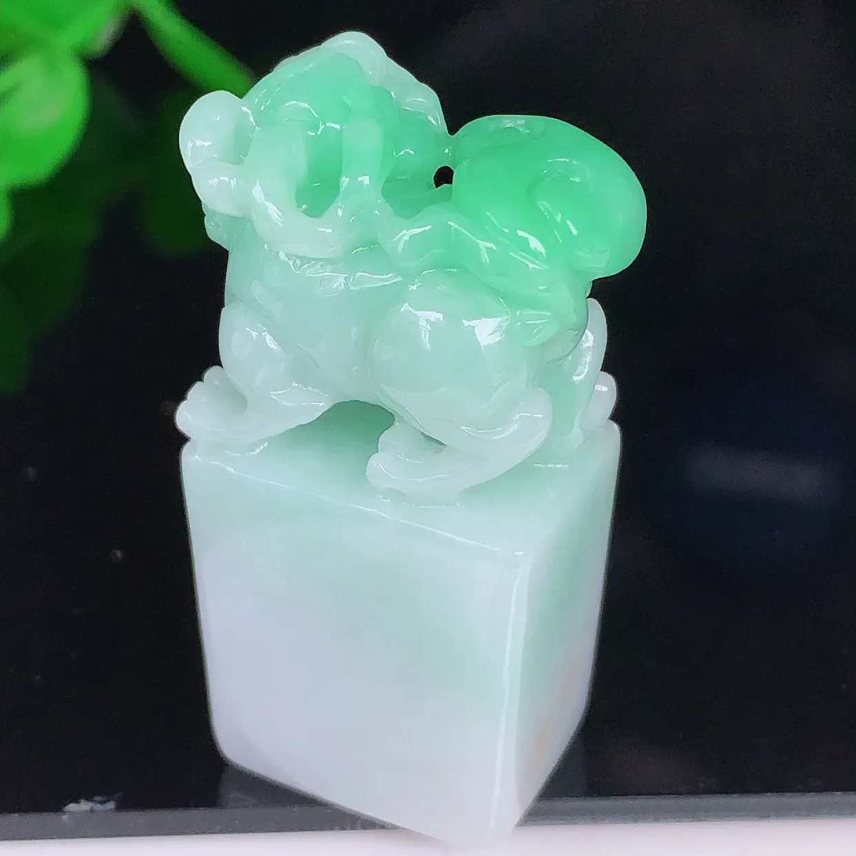 自然光实拍，冰润飘绿招财貔貅印章，翠色灵动，颜色漂亮，种老水足，品相佳#76.12