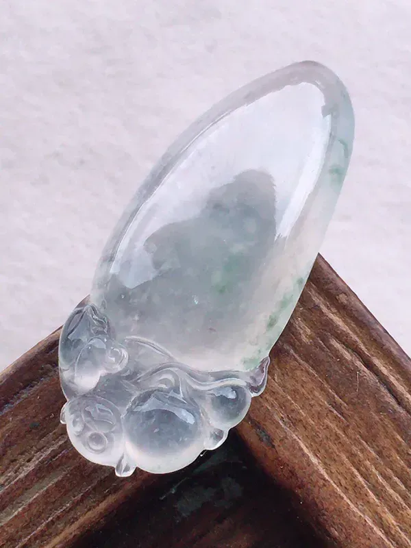 戒面裸石，翡翠冰透起光飘花福瓜镶嵌件，自然光实拍，种水好，底子干净，玉质细腻莹润，镶嵌后更美，尺寸：24*10*4.5mm，重2.11克