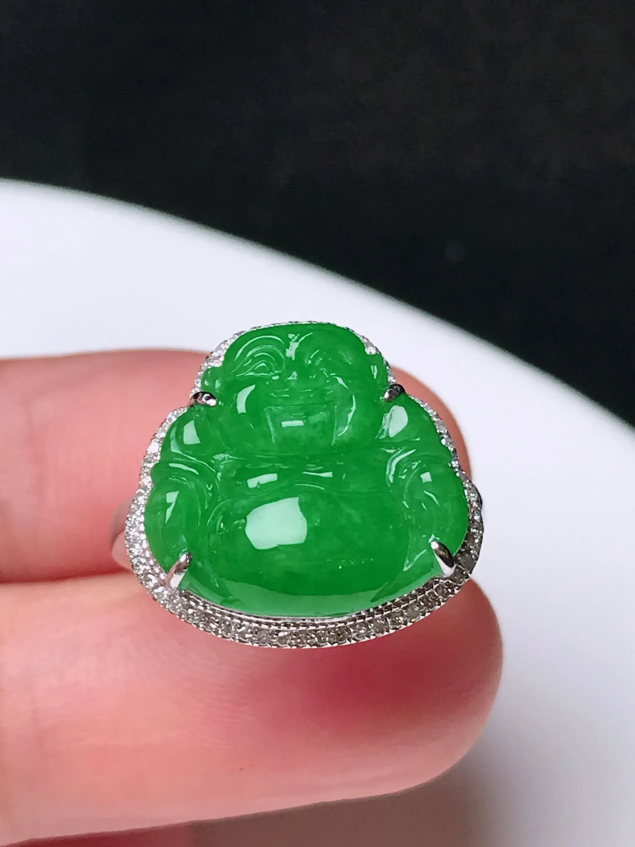严选推荐戒指，老坑冰糯种满色绿佛戒指，18k金钻镶嵌而成，底子细腻，品相佳，佩戴效果出众，尽显