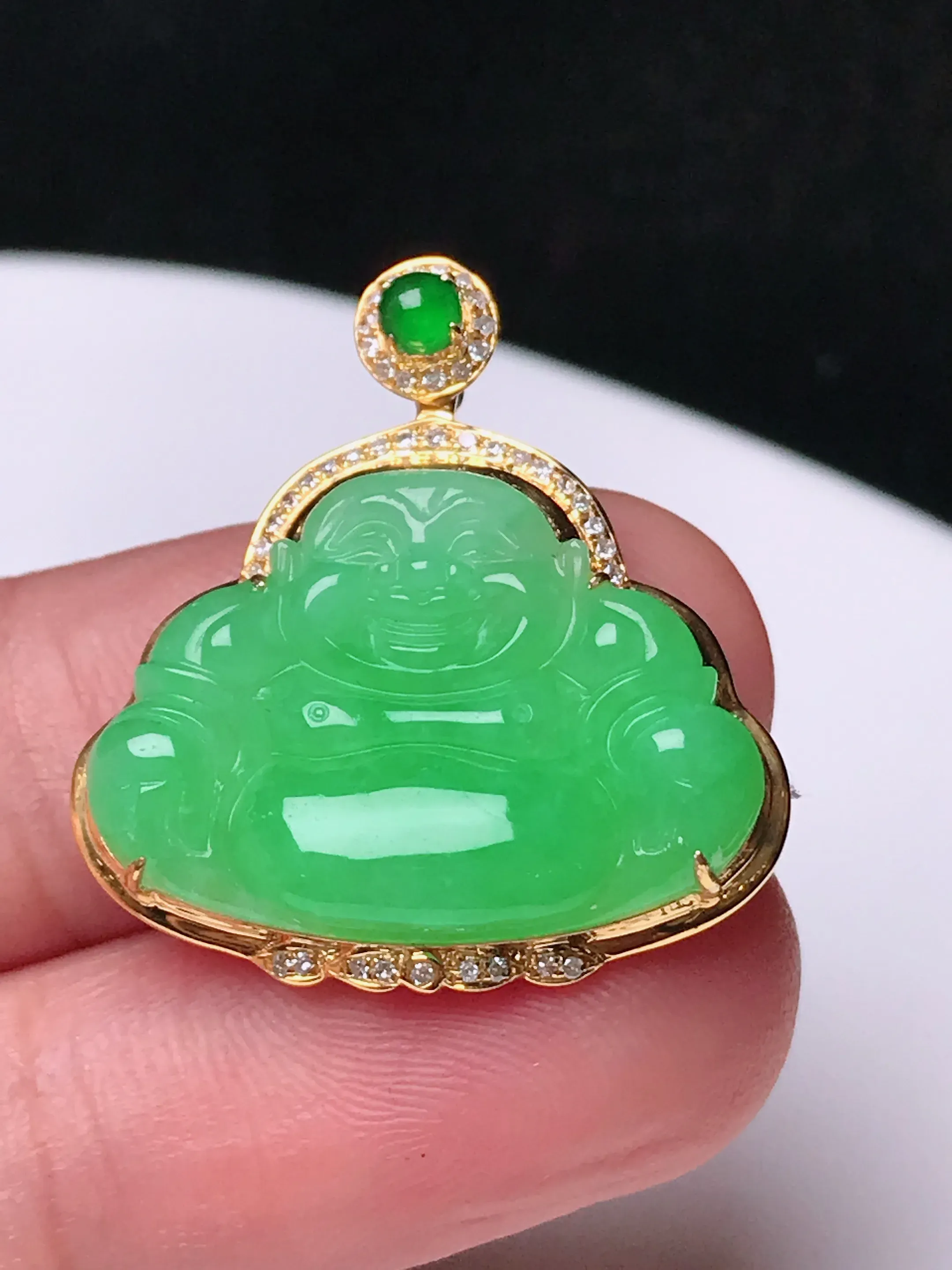 严选推荐 佛公，老坑冰糯种佛公挂件，18k金镶嵌，雕工精细，线条流畅，品相出众。种水很好，盈润通透，晶体结构致密，起强玻璃光泽。颜色清爽干净，色泽纯正，美感十足。收藏传承级佳品，高性价比，值得入手，裸石尺寸15.8-22.5毫米