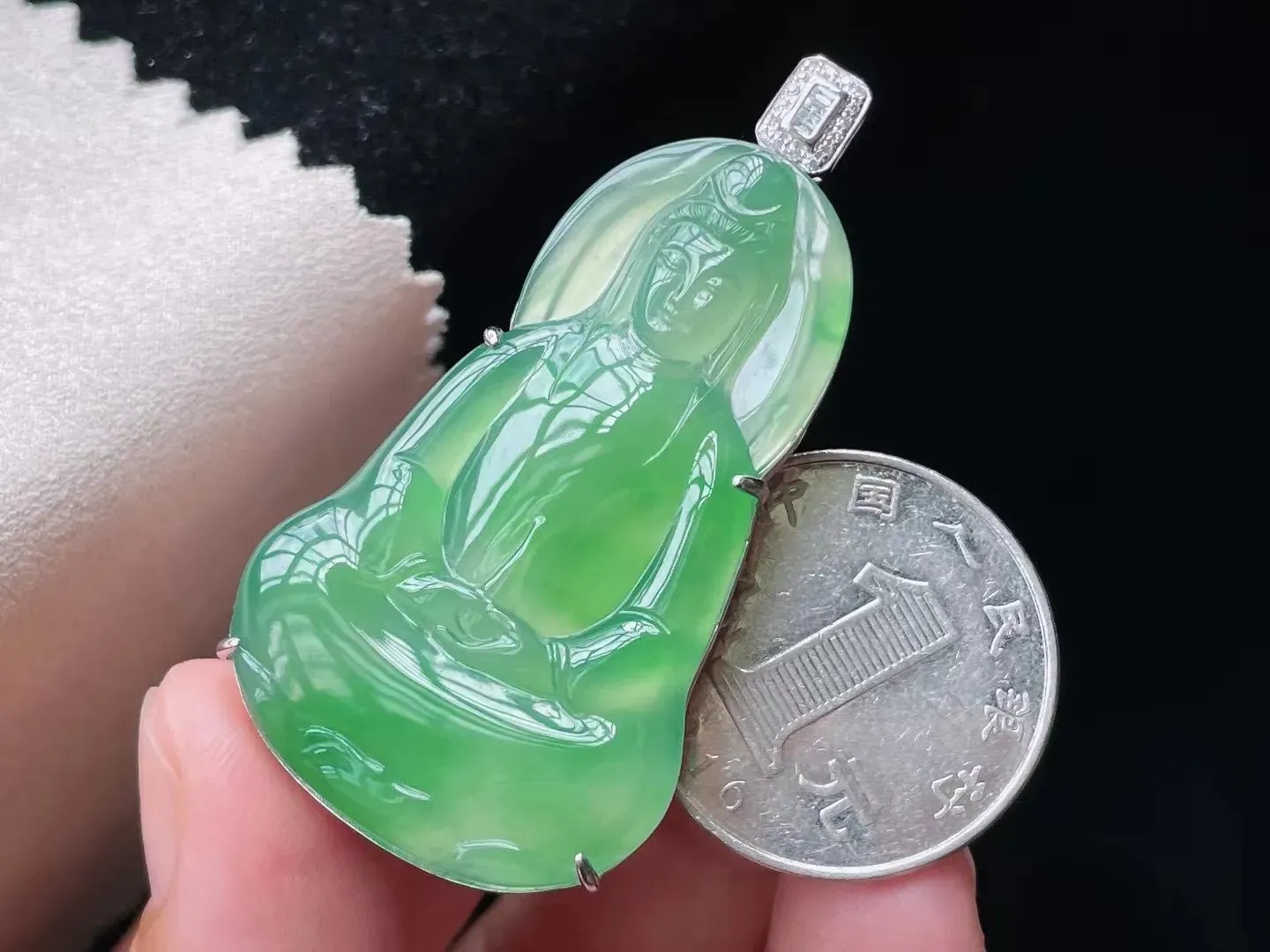 冰糯种翠绿观音吊坠