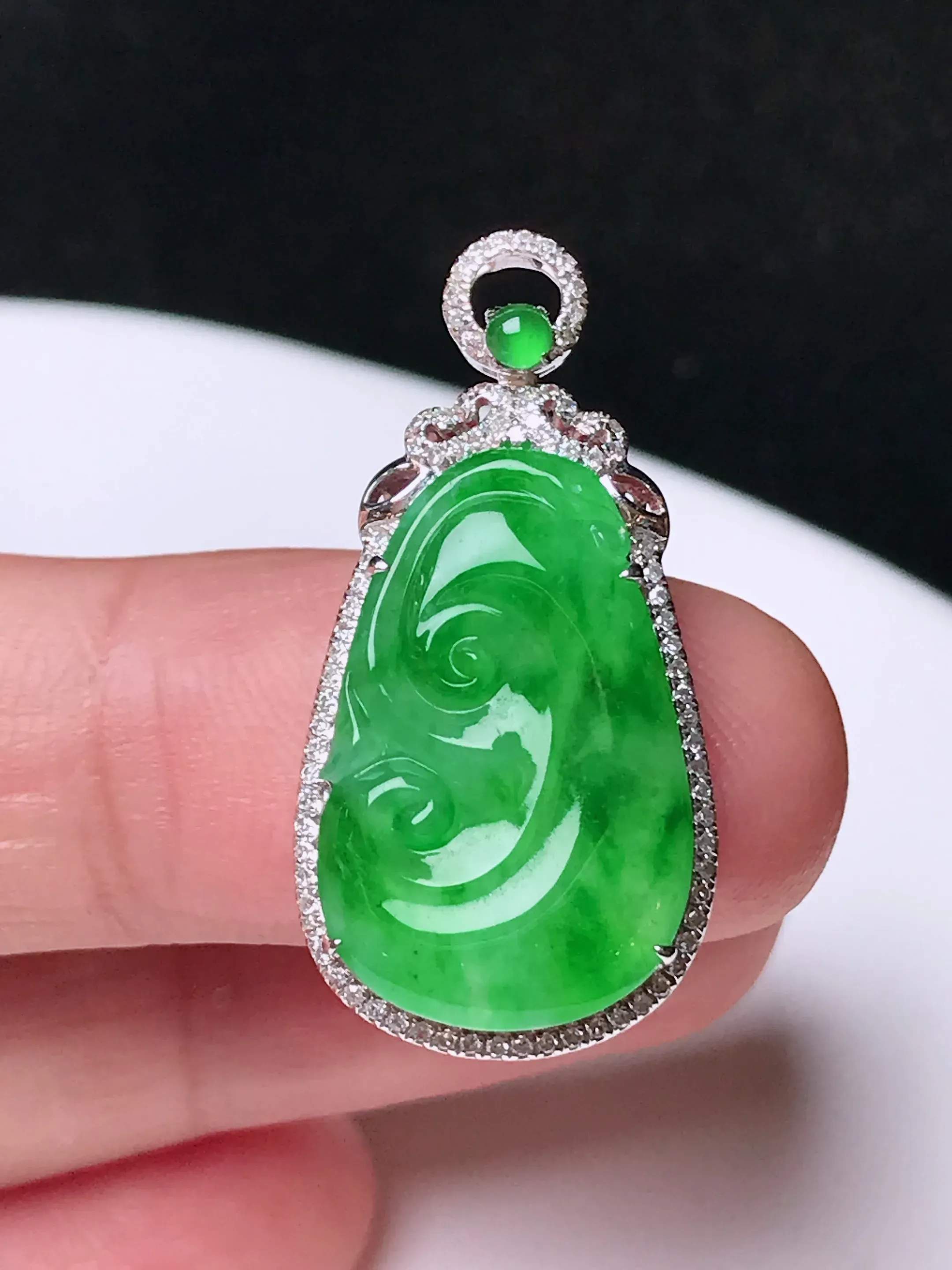 严选推荐万事如意，老坑冰种满色绿翡翠如意挂件，品相佳，佩戴效果出众，尽显气质。种水上乘，晶莹剔透，起强玻璃光泽。高性价比，高收藏价值，值得入手。裸石尺寸约20-12.8毫米