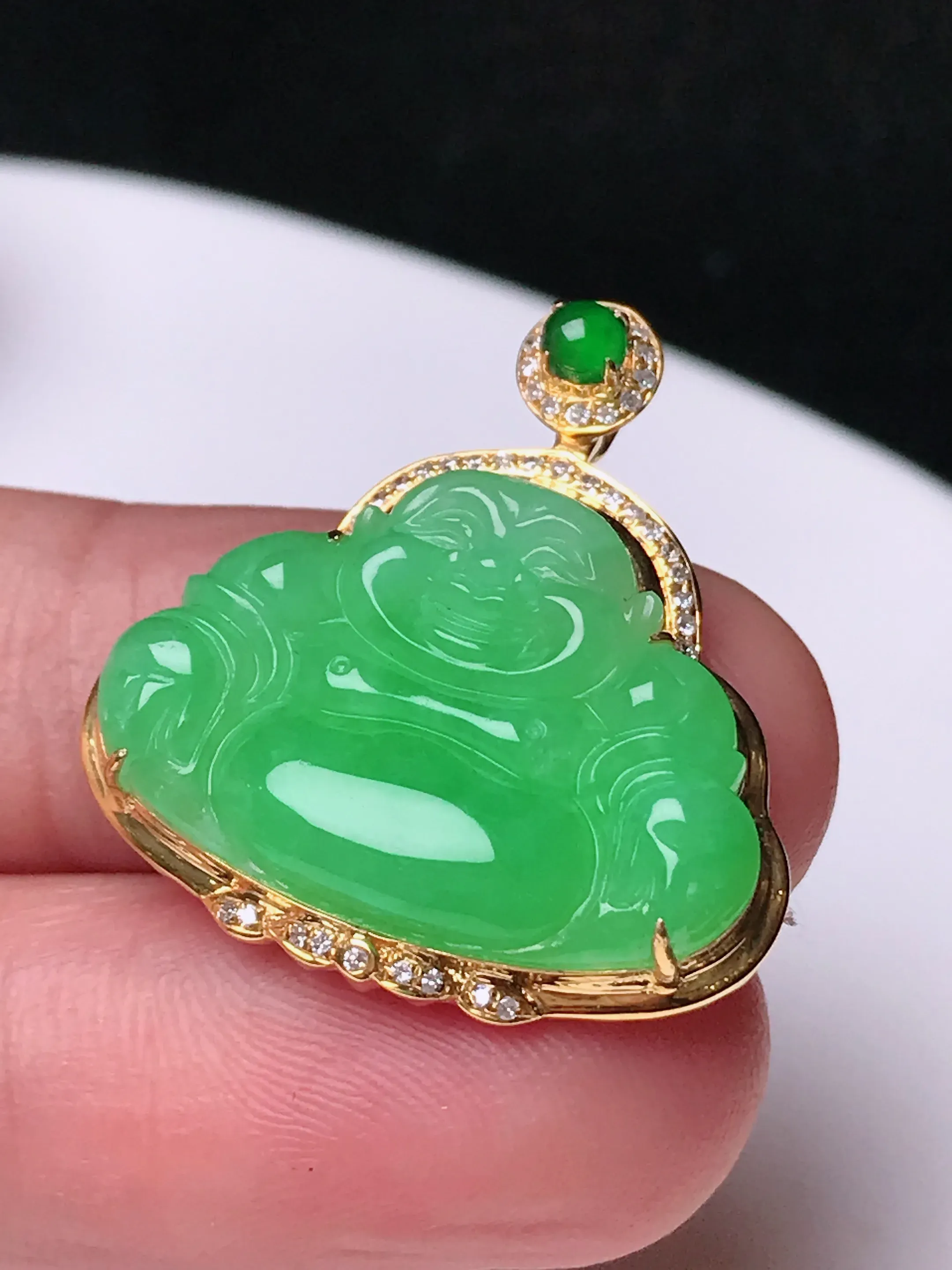 严选推荐 佛公，老坑冰糯种佛公挂件，18k金镶嵌，雕工精细，线条流畅，品相出众。种水很好，盈润通透，晶体结构致密，起强玻璃光泽。颜色清爽干净，色泽纯正，美感十足。收藏传承级佳品，高性价比，值得入手，裸石尺寸15.8-22.5毫米