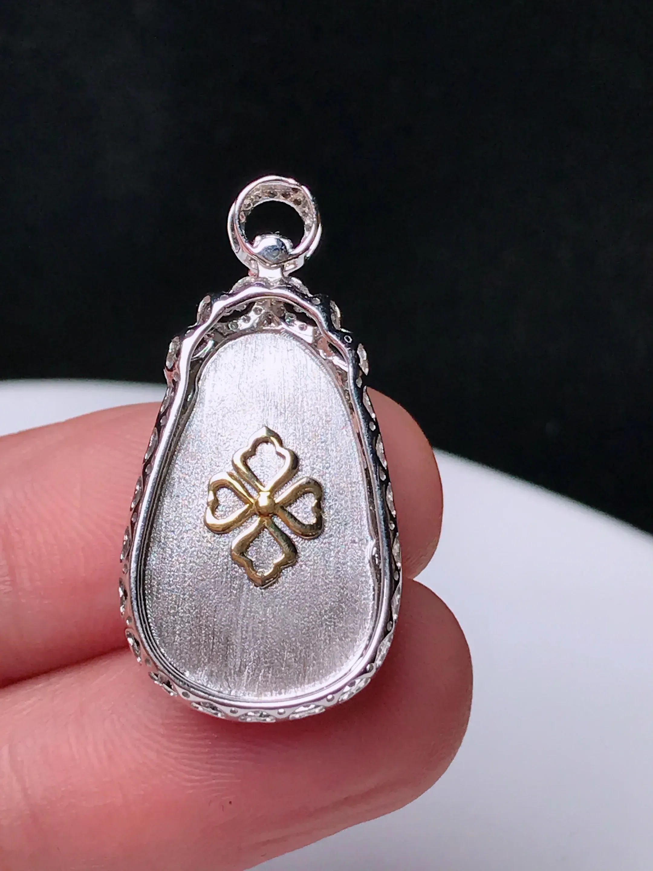 严选推荐万事如意，老坑冰种满色绿翡翠如意挂件，品相佳，佩戴效果出众，尽显气质。种水上乘，晶莹剔透，起强玻璃光泽。高性价比，高收藏价值，值得入手。裸石尺寸约20-12.8毫米