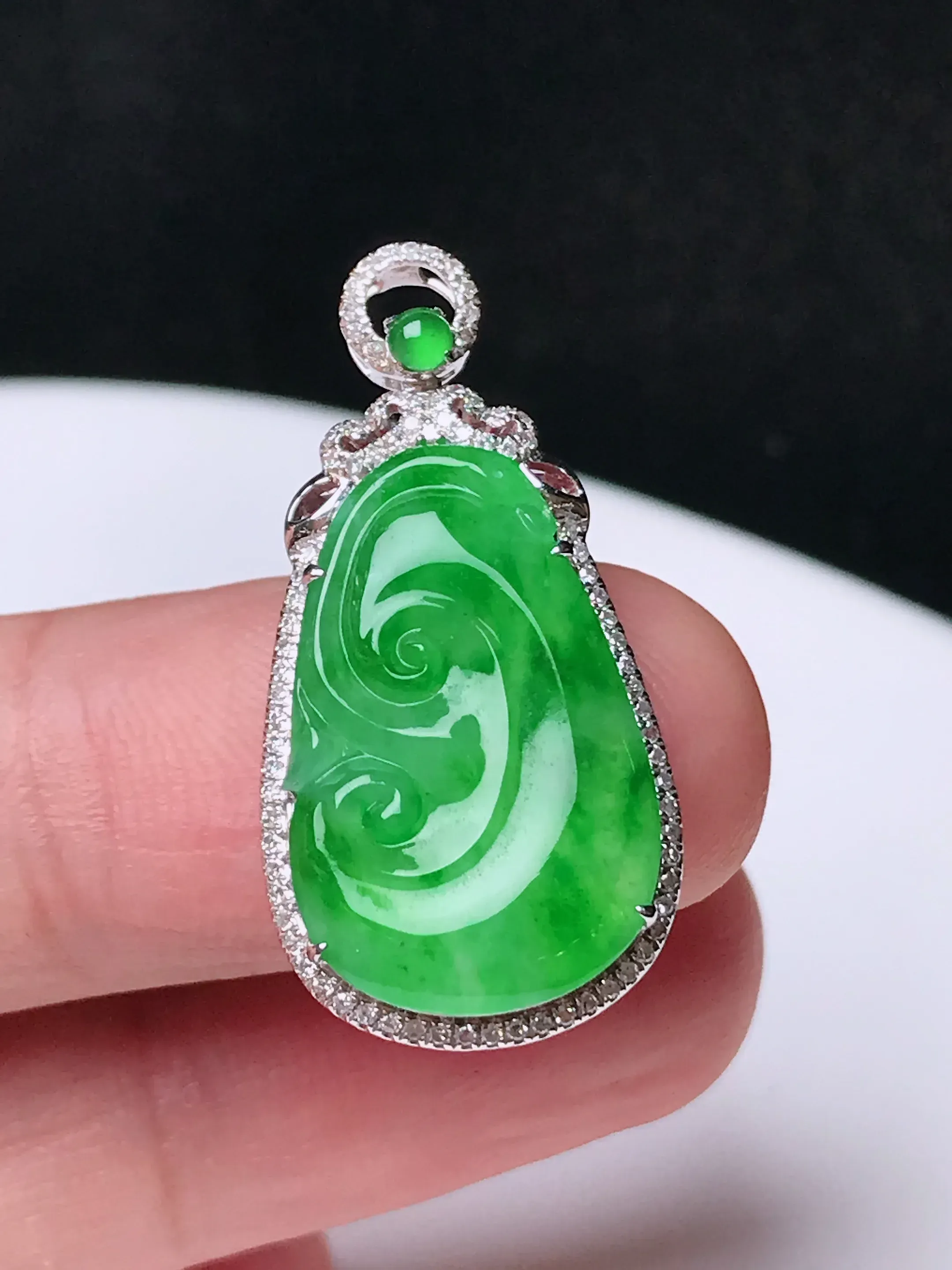 严选推荐万事如意，老坑冰种满色绿翡翠如意挂件，品相佳，佩戴效果出众，尽显气质。种水上乘，晶莹剔透，起强玻璃光泽。高性价比，高收藏价值，值得入手。裸石尺寸约20-12.8毫米