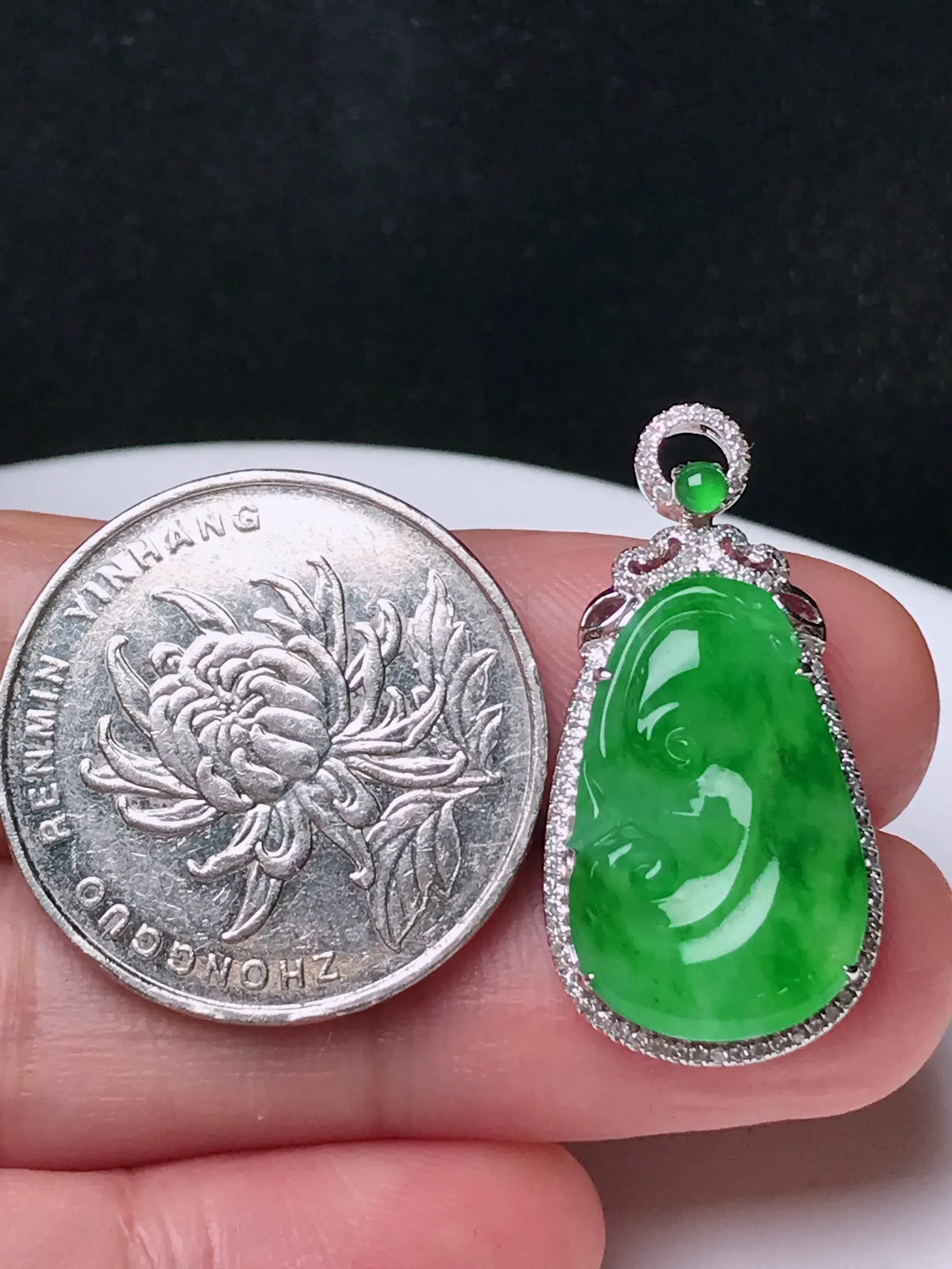 严选推荐万事如意，老坑冰种满色绿翡翠如意挂件，品相佳，佩戴效果出众，尽显气质。种水上乘，晶莹剔透，起强玻璃光泽。高性价比，高收藏价值，值得入手。裸石尺寸约20-12.8毫米