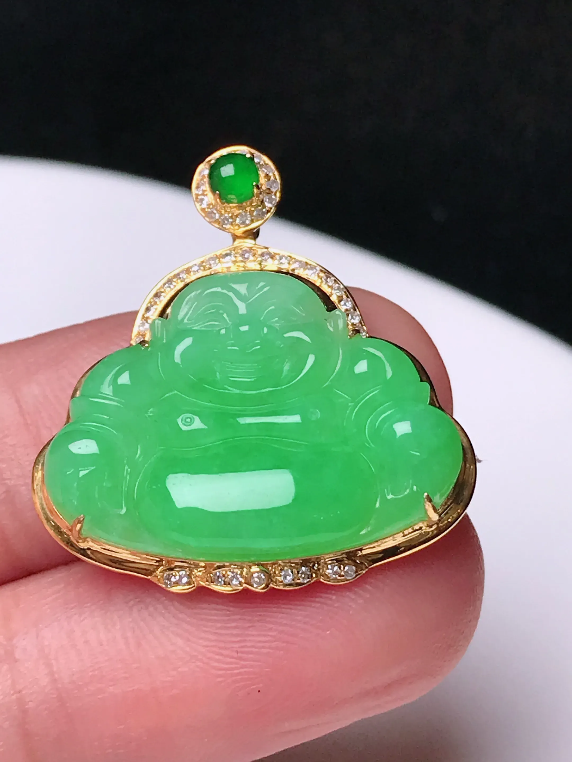 严选推荐 佛公，老坑冰糯种佛公挂件，18k金镶嵌，雕工精细，线条流畅，品相出众。种水很好，盈润通透，晶体结构致密，起强玻璃光泽。颜色清爽干净，色泽纯正，美感十足。收藏传承级佳品，高性价比，值得入手，裸石尺寸15.8-22.5毫米