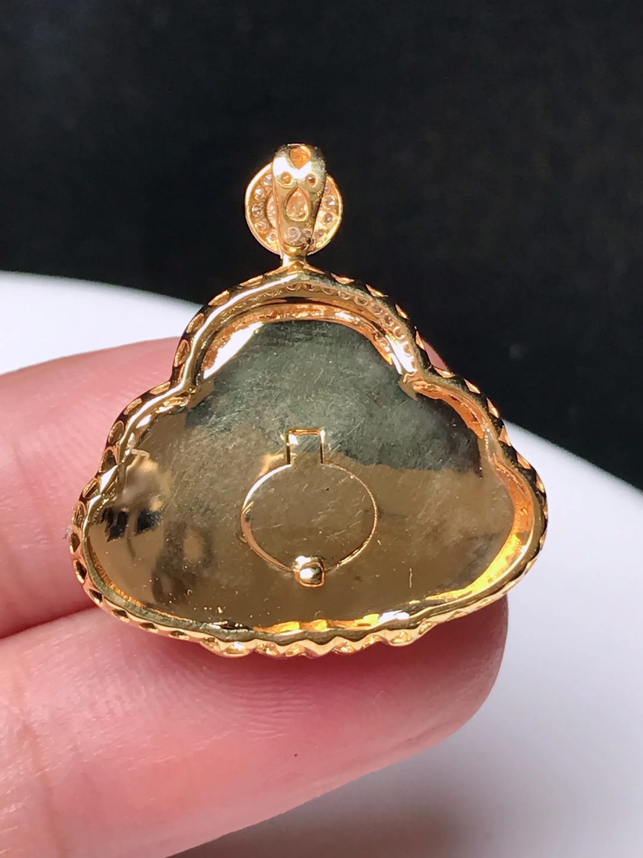 严选推荐 佛公，老坑冰糯种佛公挂件，18k金镶嵌，雕工精细，线条流畅，品相出众。种水很好，盈润通透，晶体结构致密，起强玻璃光泽。颜色清爽干净，色泽纯正，美感十足。收藏传承级佳品，高性价比，值得入手，裸石尺寸15.8-22.5毫米