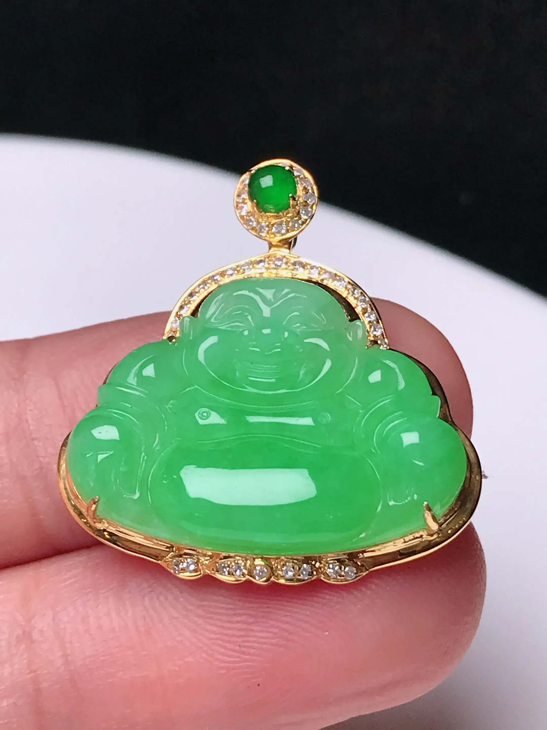 严选推荐 佛公，老坑冰糯种佛公挂件，18k金镶嵌，雕工精细，线条流畅，品相出众。种水很好，盈润通透，晶体结构致密，起强玻璃光泽。颜色清爽干净，色泽纯正，美感十足。收藏传承级佳品，高性价比，值得入手，裸石尺寸15.8-22.5毫米