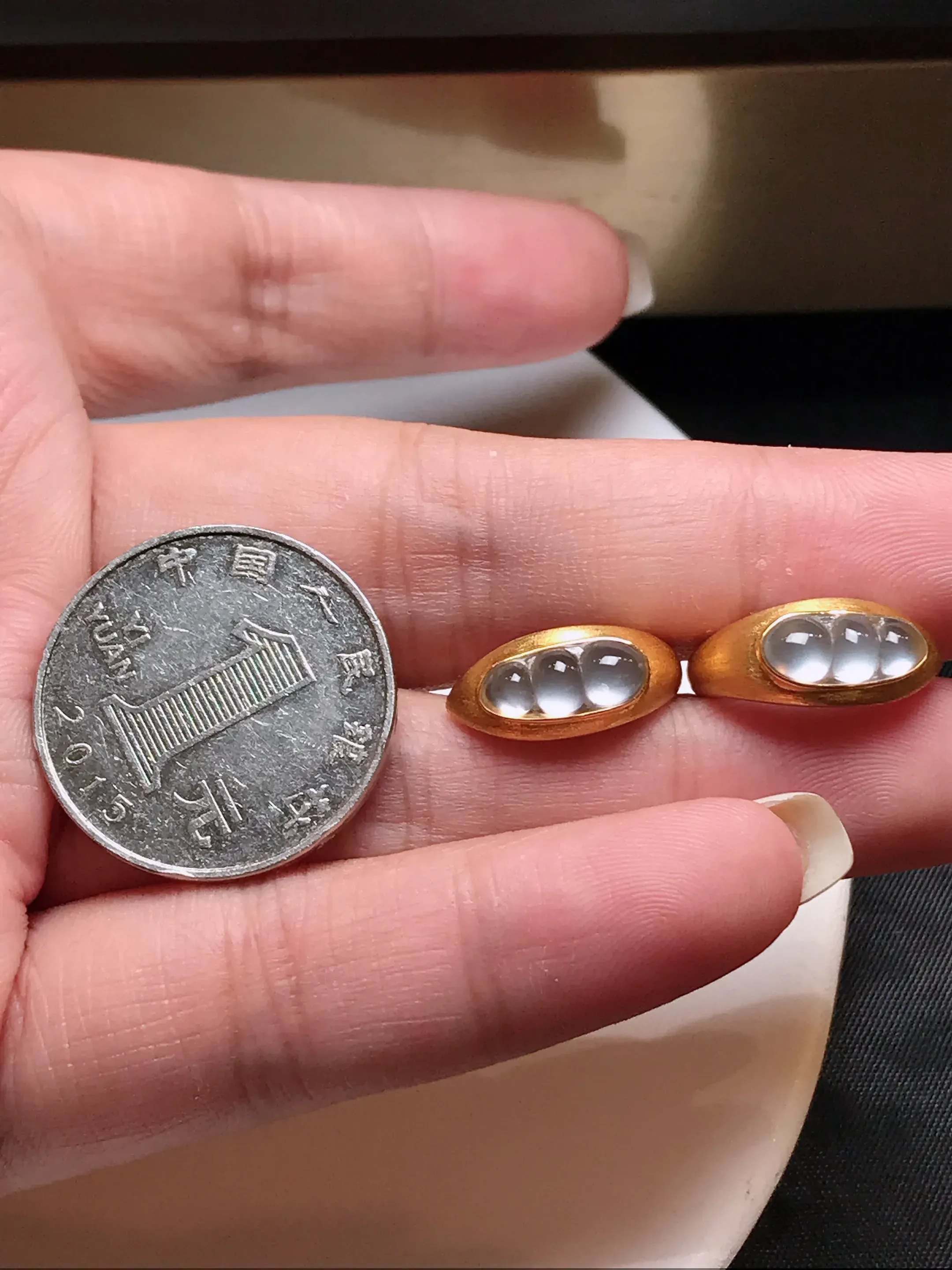 严选推荐耳钉，老坑玻璃种四季豆翡翠耳钉，18k金钻镶嵌而成，品相佳，佩戴效果佳，尽显气质。老坑料子，种水上乘，盈润通透，起强玻璃光泽。高性价比，值得入手。裸石尺寸约11.7-4.3毫米