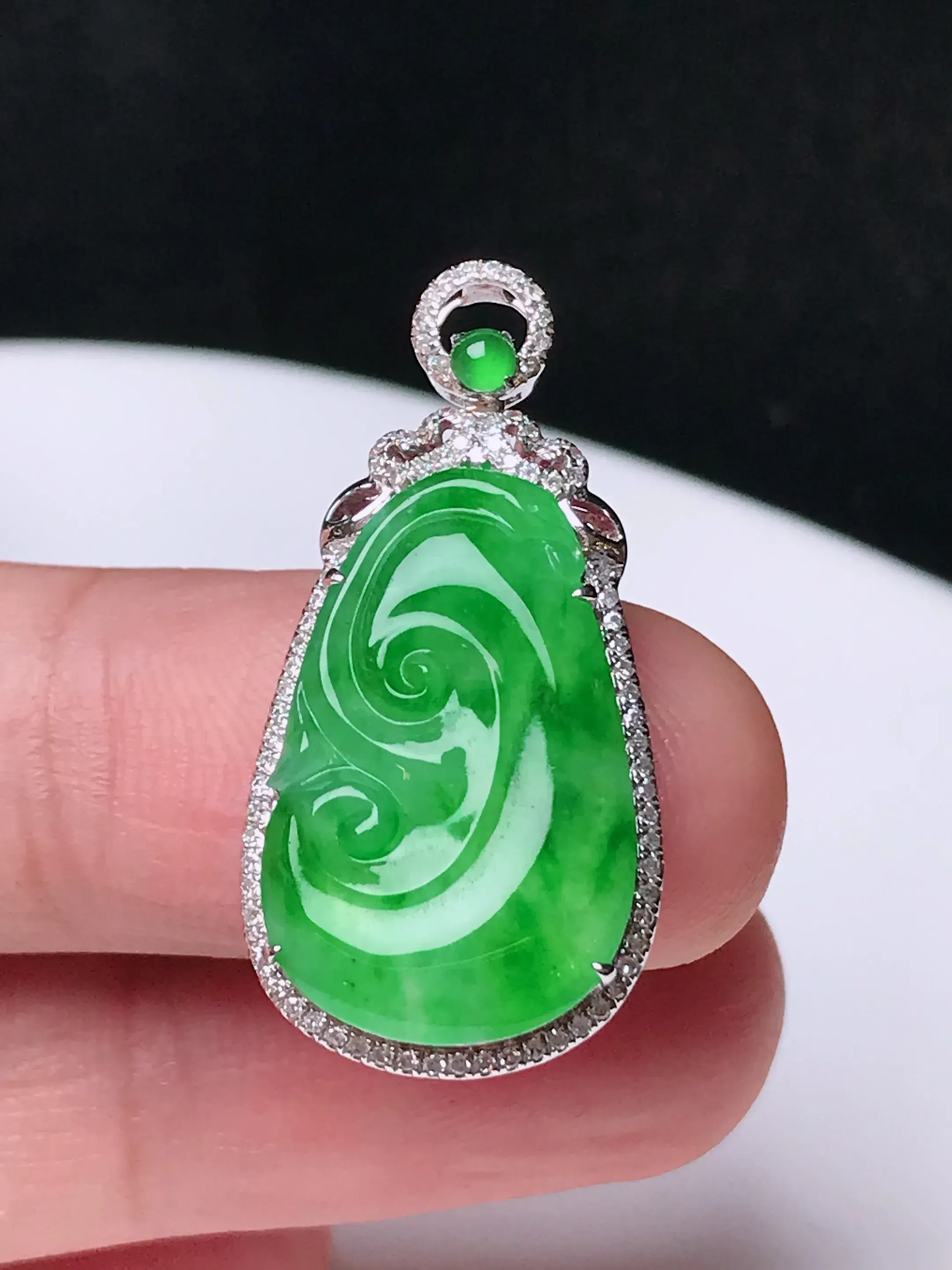 严选推荐万事如意，老坑冰种满色绿翡翠如意挂件，品相佳，佩戴效果出众，尽显气质。种水上乘，晶莹剔透，起强玻璃光泽。高性价比，高收藏价值，值得入手。裸石尺寸约20-12.8毫米