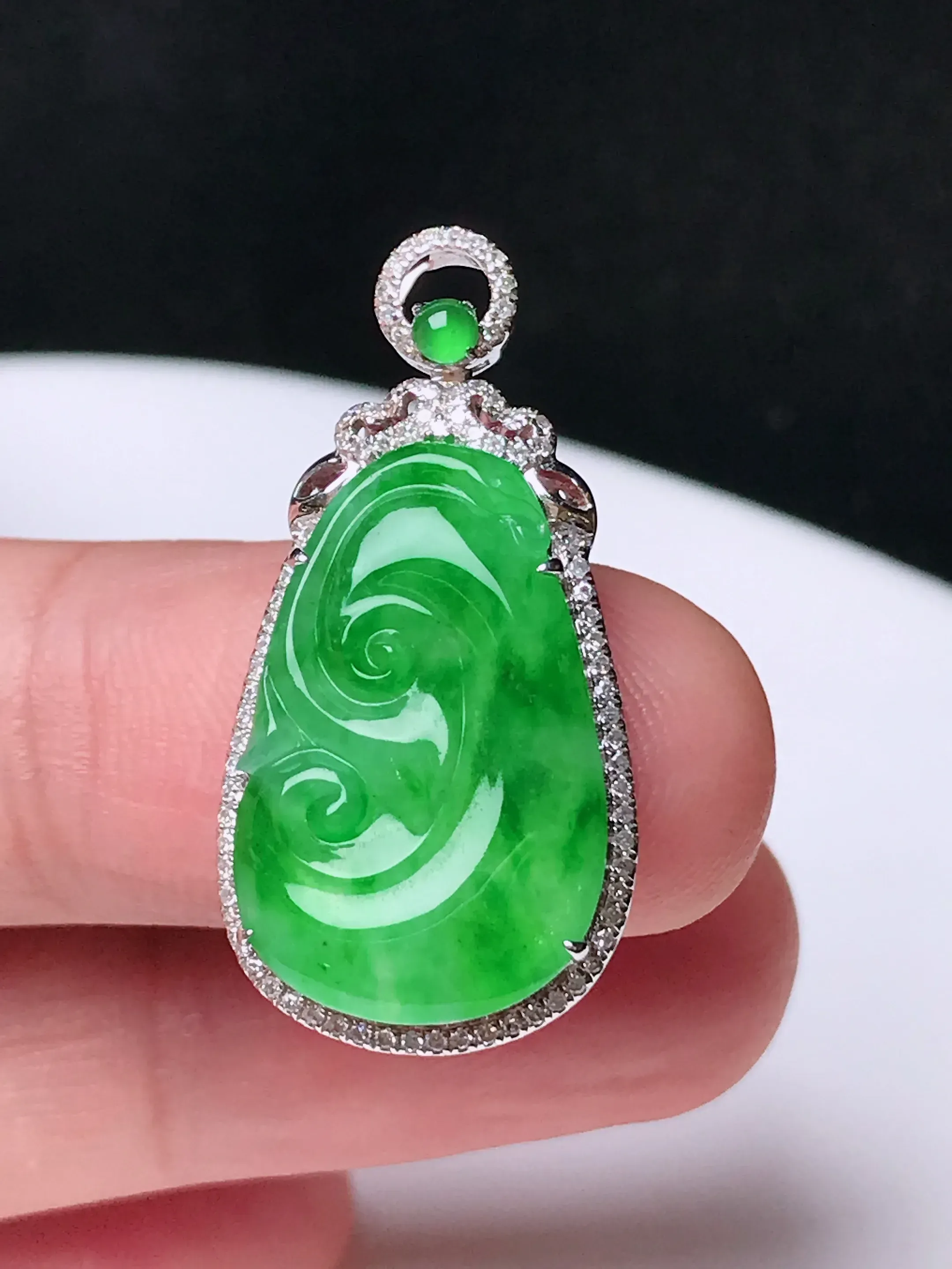 严选推荐万事如意，老坑冰种满色绿翡翠如意挂件，品相佳，佩戴效果出众，尽显气质。种水上乘，晶莹剔透，起强玻璃光泽。高性价比，高收藏价值，值得入手。裸石尺寸约20-12.8毫米