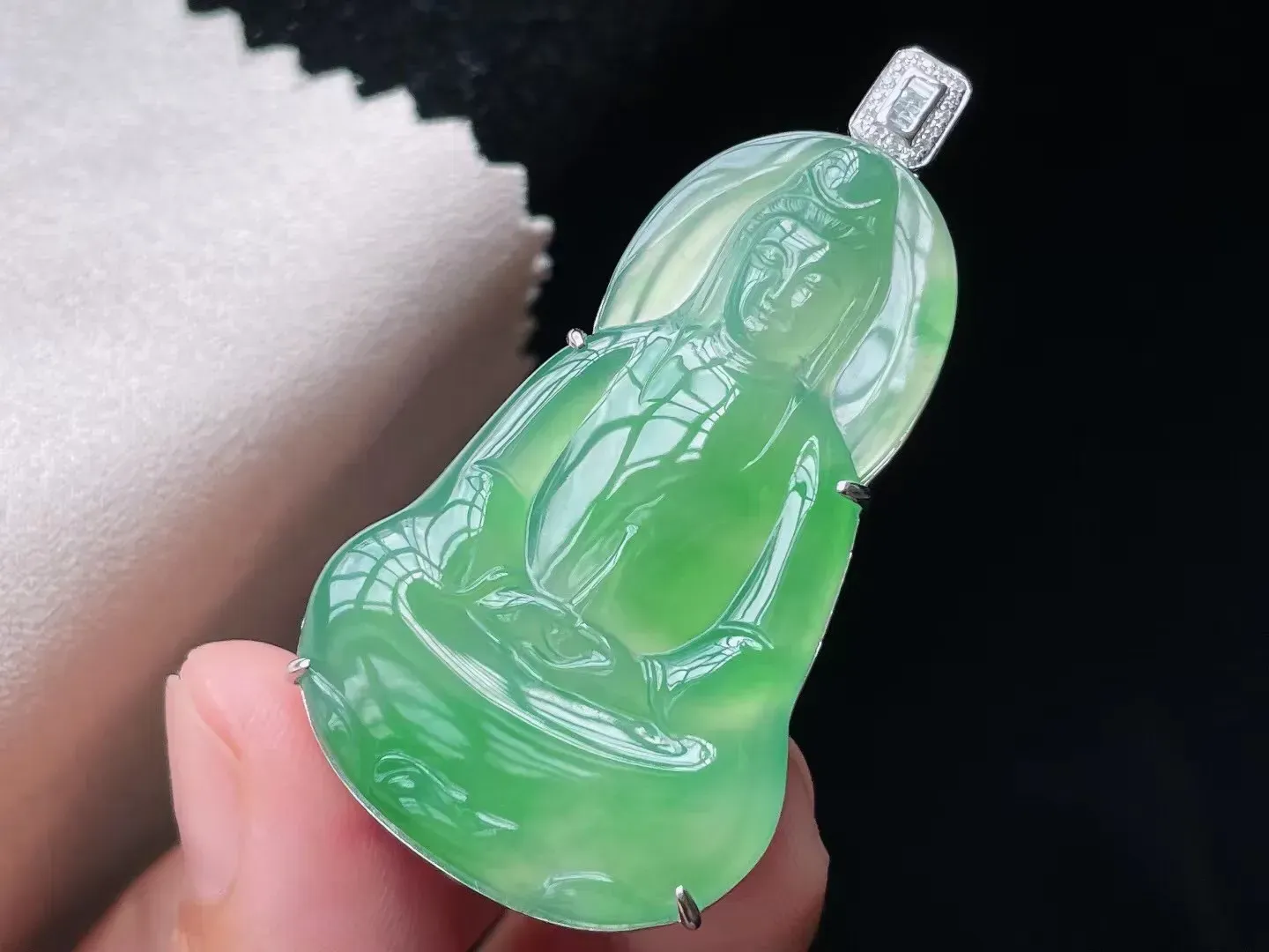 冰糯种翠绿观音吊坠
