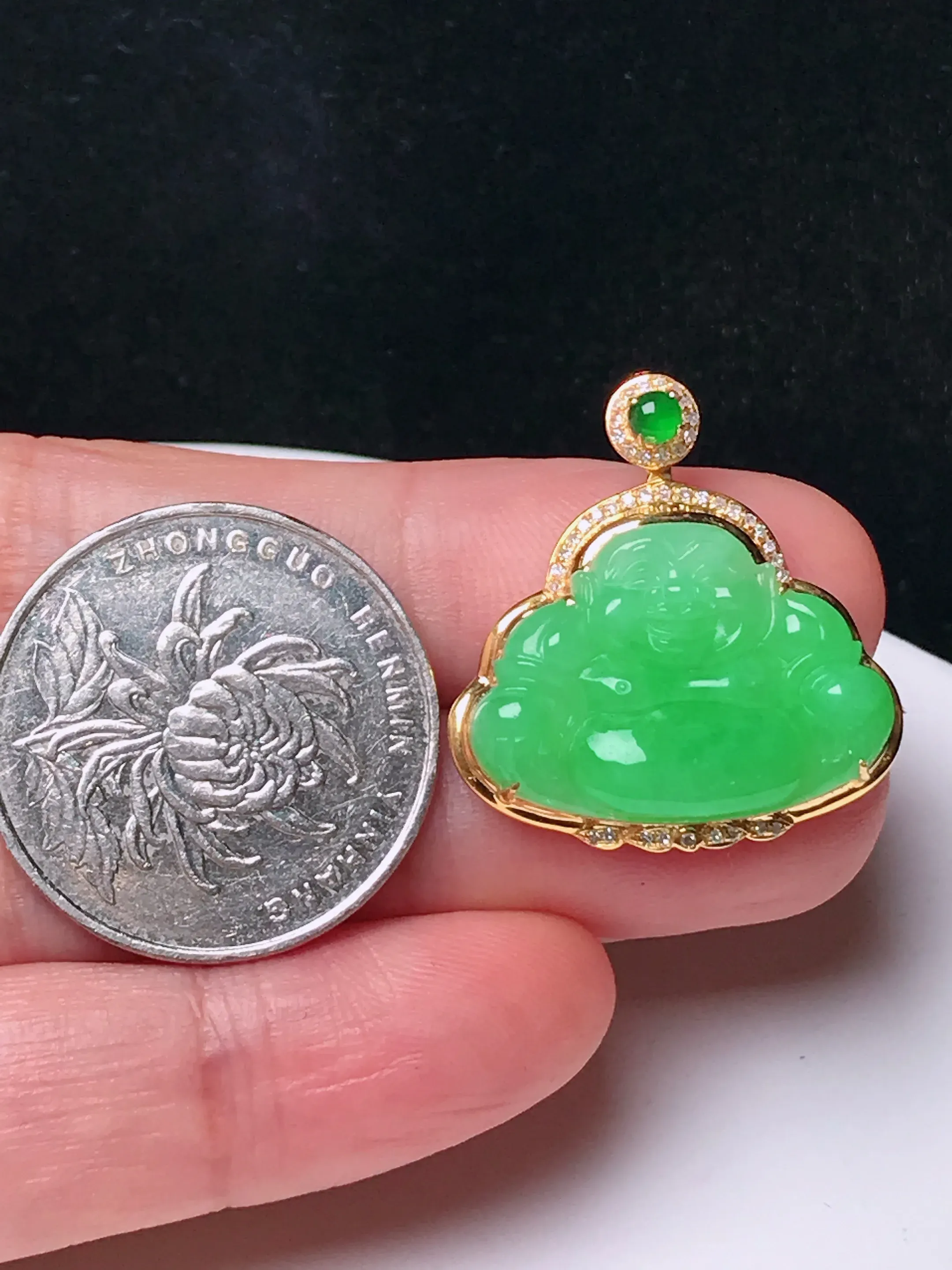 严选推荐 佛公，老坑冰糯种佛公挂件，18k金镶嵌，雕工精细，线条流畅，品相出众。种水很好，盈润通透，晶体结构致密，起强玻璃光泽。颜色清爽干净，色泽纯正，美感十足。收藏传承级佳品，高性价比，值得入手，裸石尺寸15.8-22.5毫米