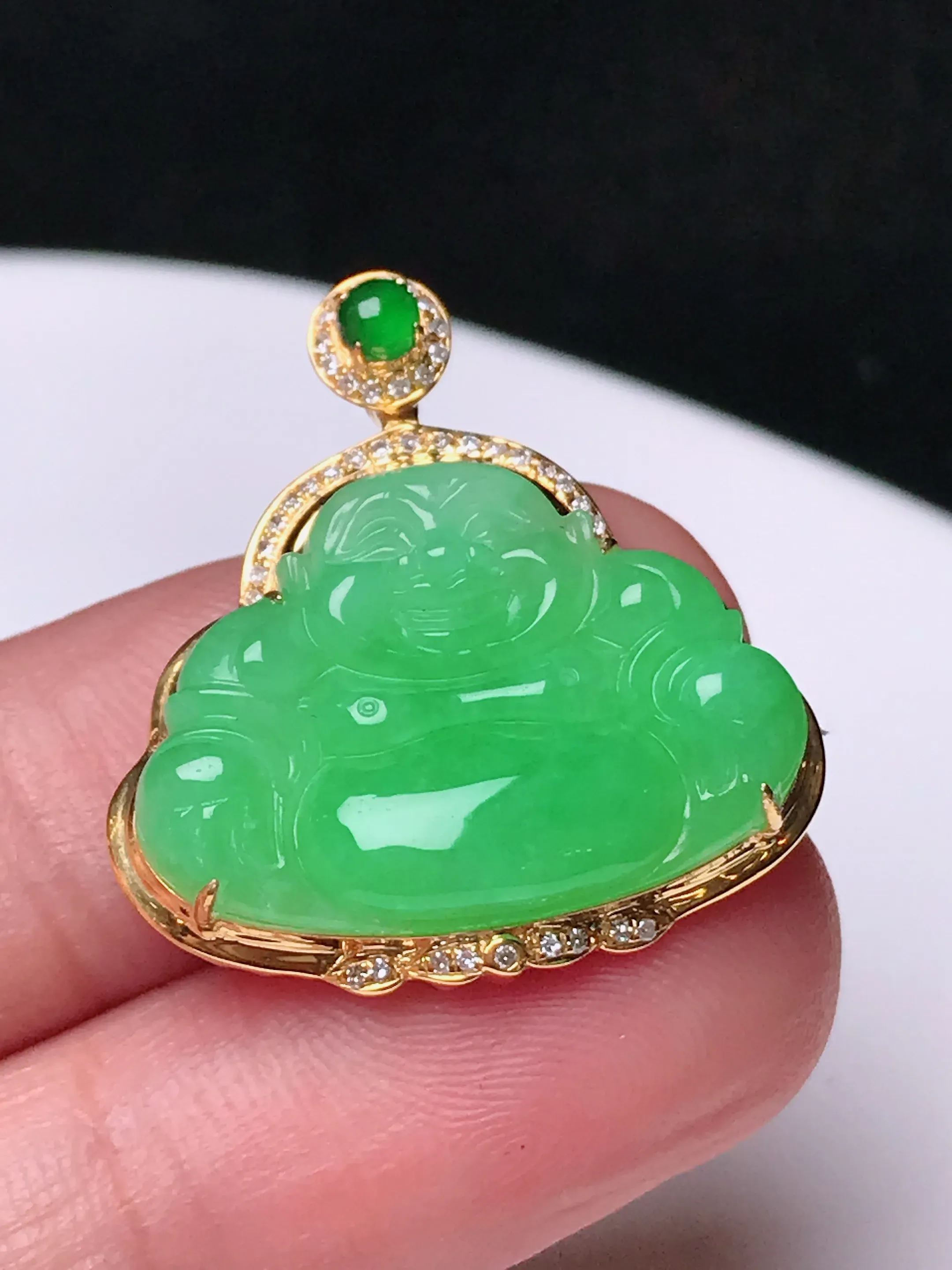 严选推荐 佛公，老坑冰糯种佛公挂件，18k金镶嵌，雕工精细，线条流畅，品相出众。种水很好，盈润通透，晶体结构致密，起强玻璃光泽。颜色清爽干净，色泽纯正，美感十足。收藏传承级佳品，高性价比，值得入手，裸石尺寸15.8-22.5毫米