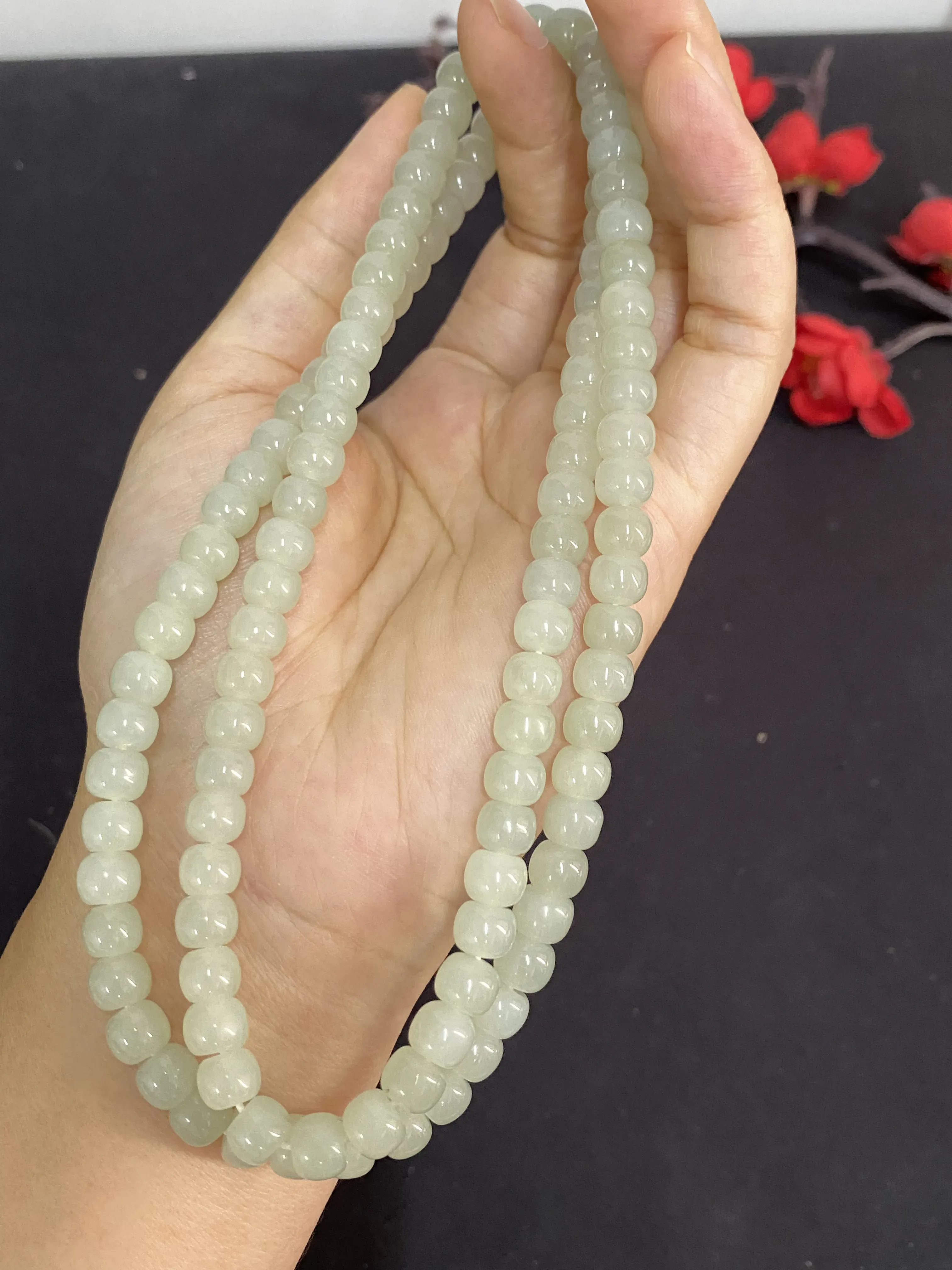 新疆和田玉珠链，算盘珠均匀配串，可搭配做毛衣链，可做妈妈链，可做手串叠戴，珠子满意度高，通体油润。