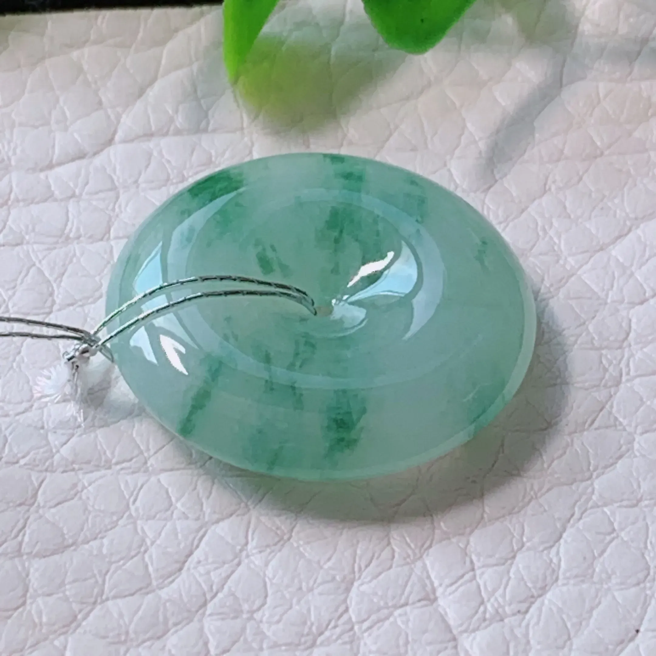 自然光实拍！冰糯飘花小平安扣吊坠，种老水足  玉质细腻起胶，花式灵动，饱满圆润，qxm 尺寸26*6mm