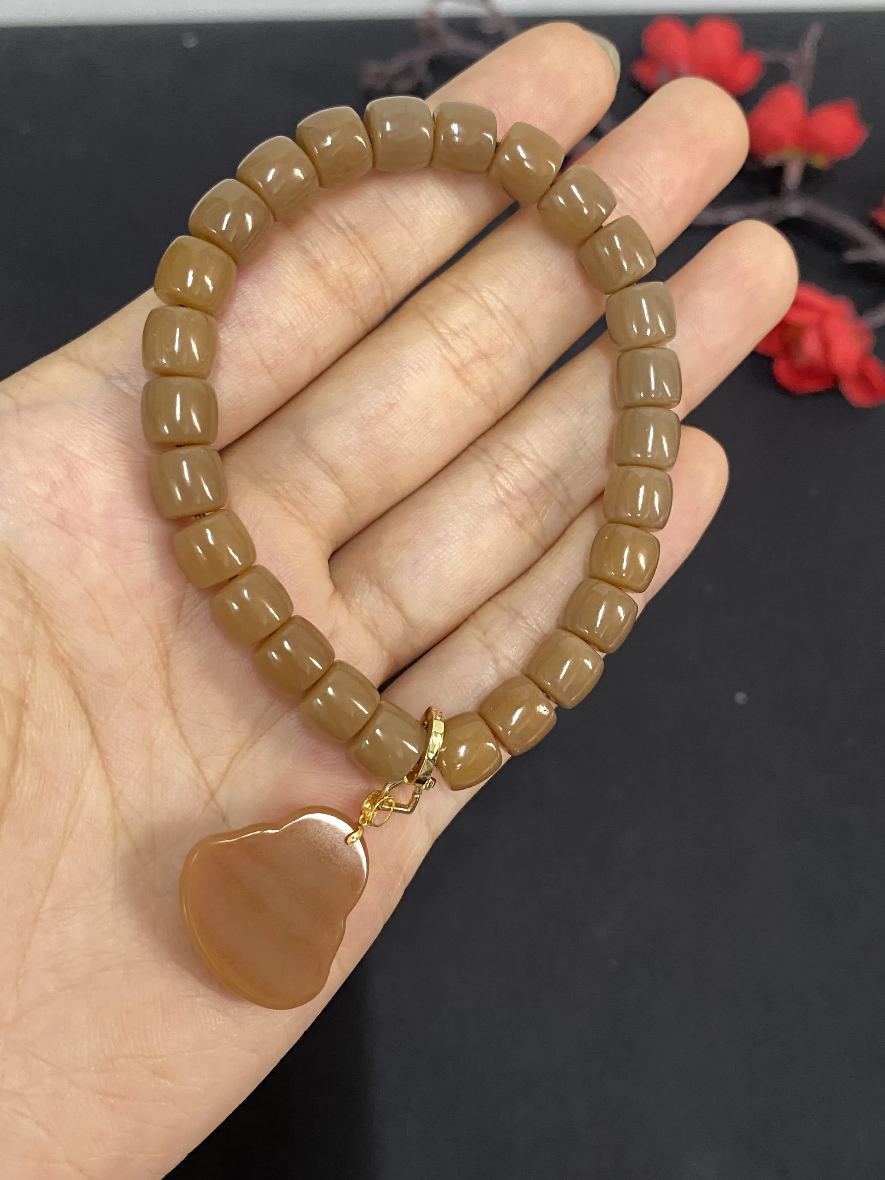 新疆全塘手串吊坠套装，佛公搭配18K金扣头，净度纯，色系纯正，万扣可任意搭配穿戴，市场上已不多见此种品质，喜欢特色款不容错过