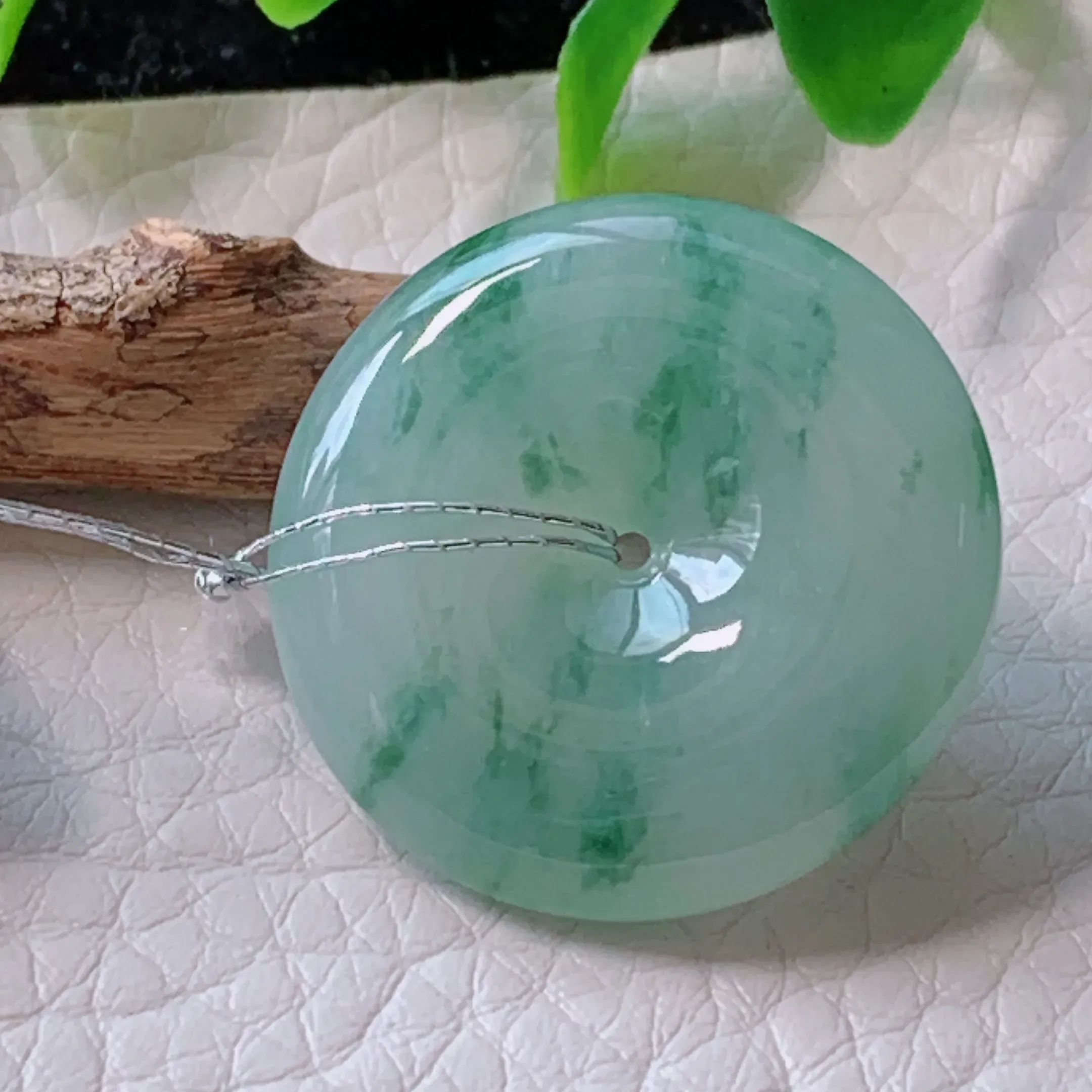 自然光实拍！冰糯飘花小平安扣吊坠，种老水足  玉质细腻起胶，花式灵动，饱满圆润，qxm 尺寸26*6mm