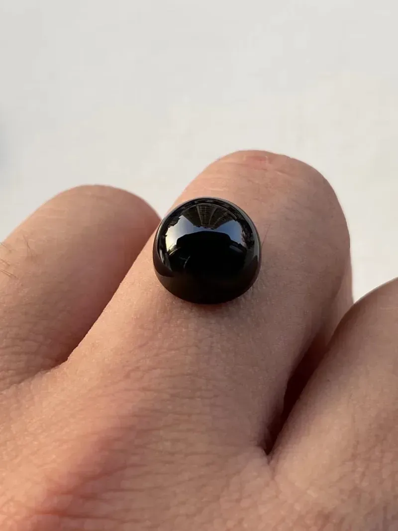 墨翠【蛋面】细腻干净，黑度极黑，性价比高，雕工精湛，打灯透绿 ，镶嵌效果倍增