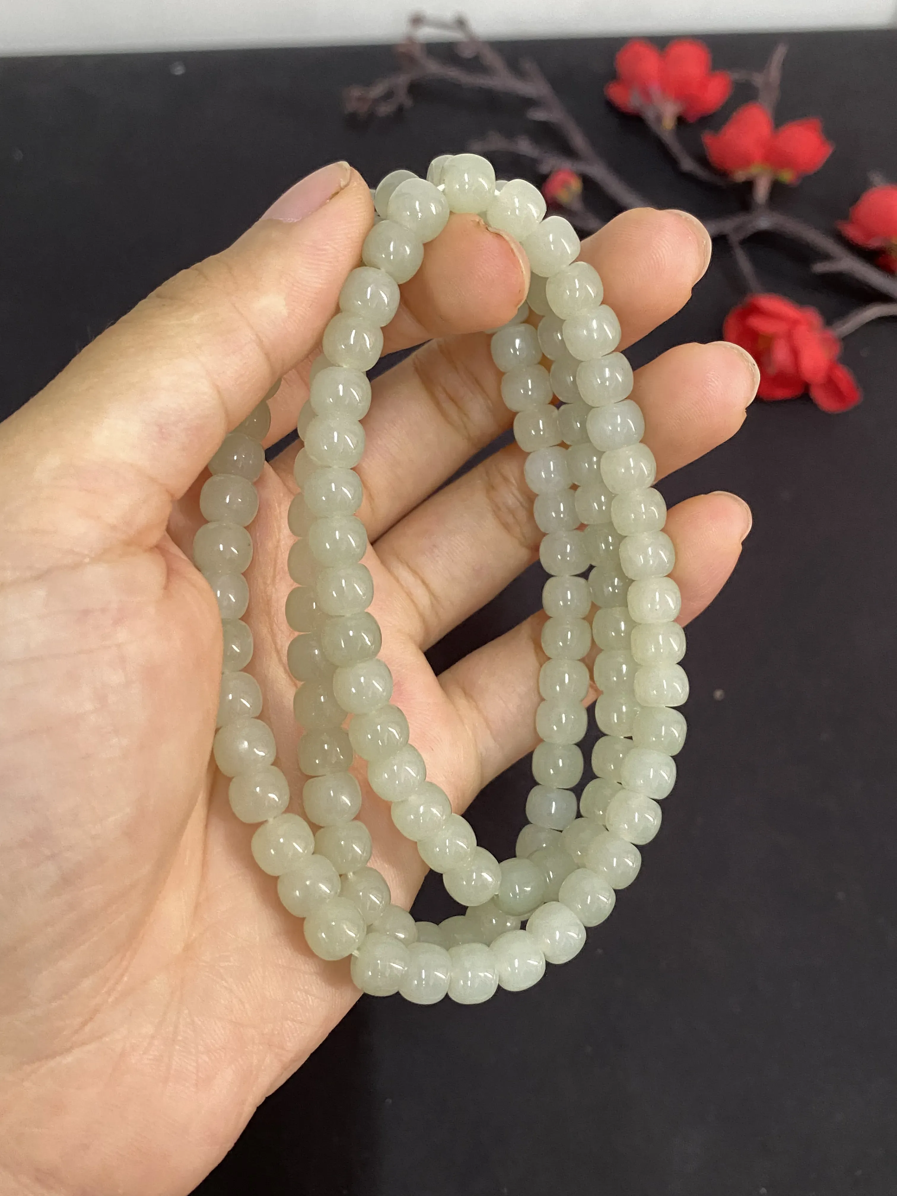 新疆和田玉珠链，算盘珠均匀配串，可搭配做毛衣链，可做妈妈链，可做手串叠戴，珠子满意度高，通体油润。