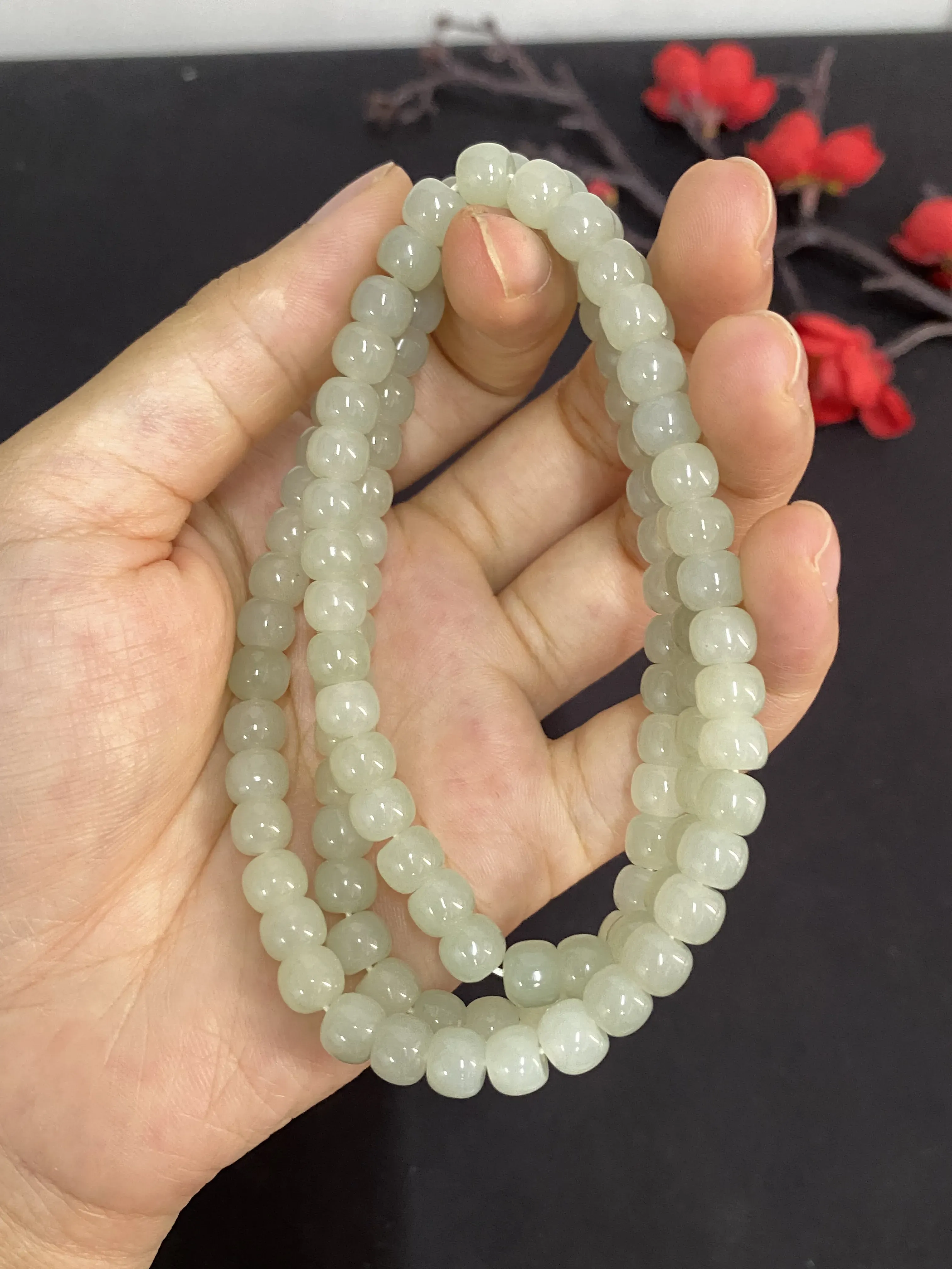 新疆和田玉珠链，算盘珠均匀配串，可搭配做毛衣链，可做妈妈链，可做手串叠戴，珠子满意度高，通体油润。