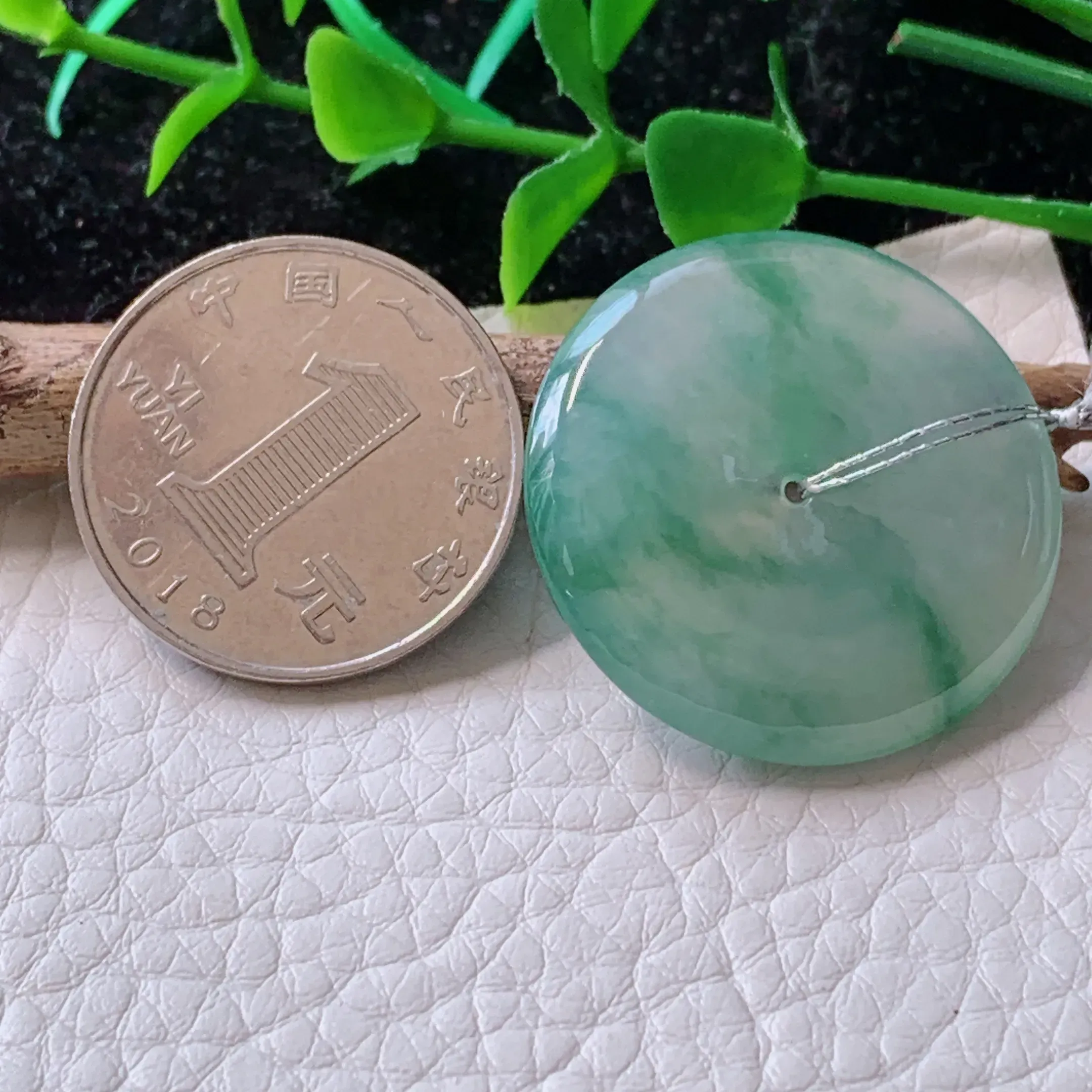 自然光实拍！冰糯飘花小平安扣吊坠，种老水足  玉质细腻起胶，花式灵动，饱满圆润，qxm 尺寸26*6mm