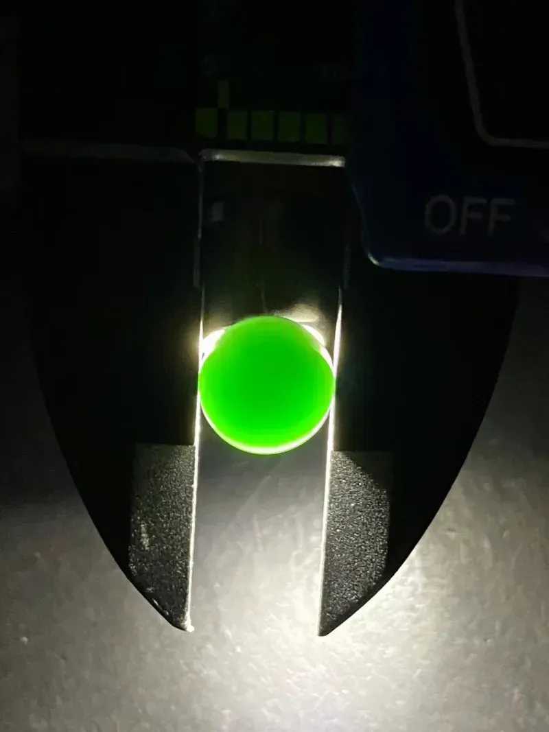 墨翠【蛋面】细腻干净，黑度极黑，性价比高，雕工精湛，打灯透绿 ，镶嵌效果倍增