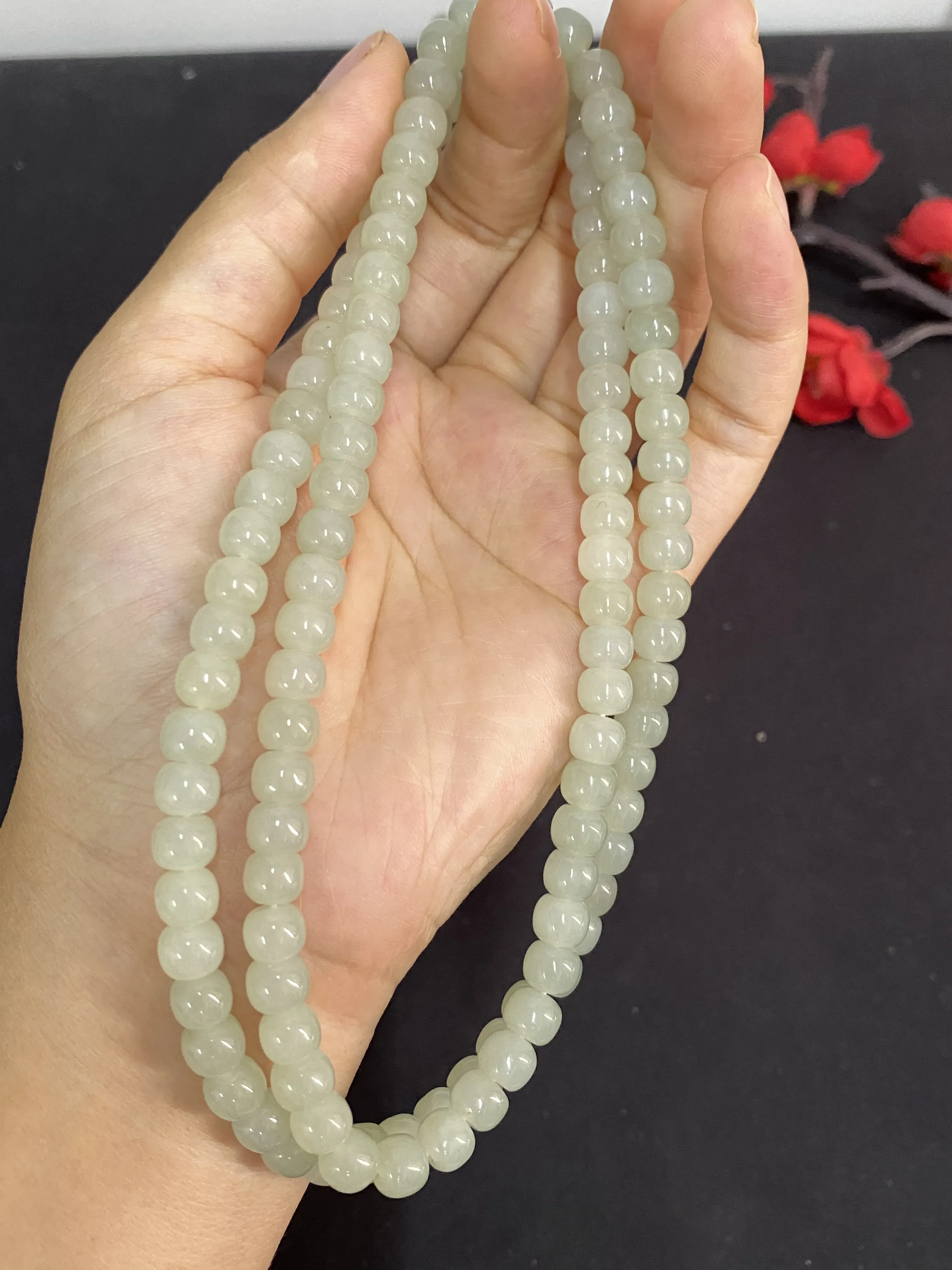 新疆和田玉珠链，算盘珠均匀配串，可搭配做毛衣链，可做妈妈链，可做手串叠戴，珠子满意度高，通体油润。