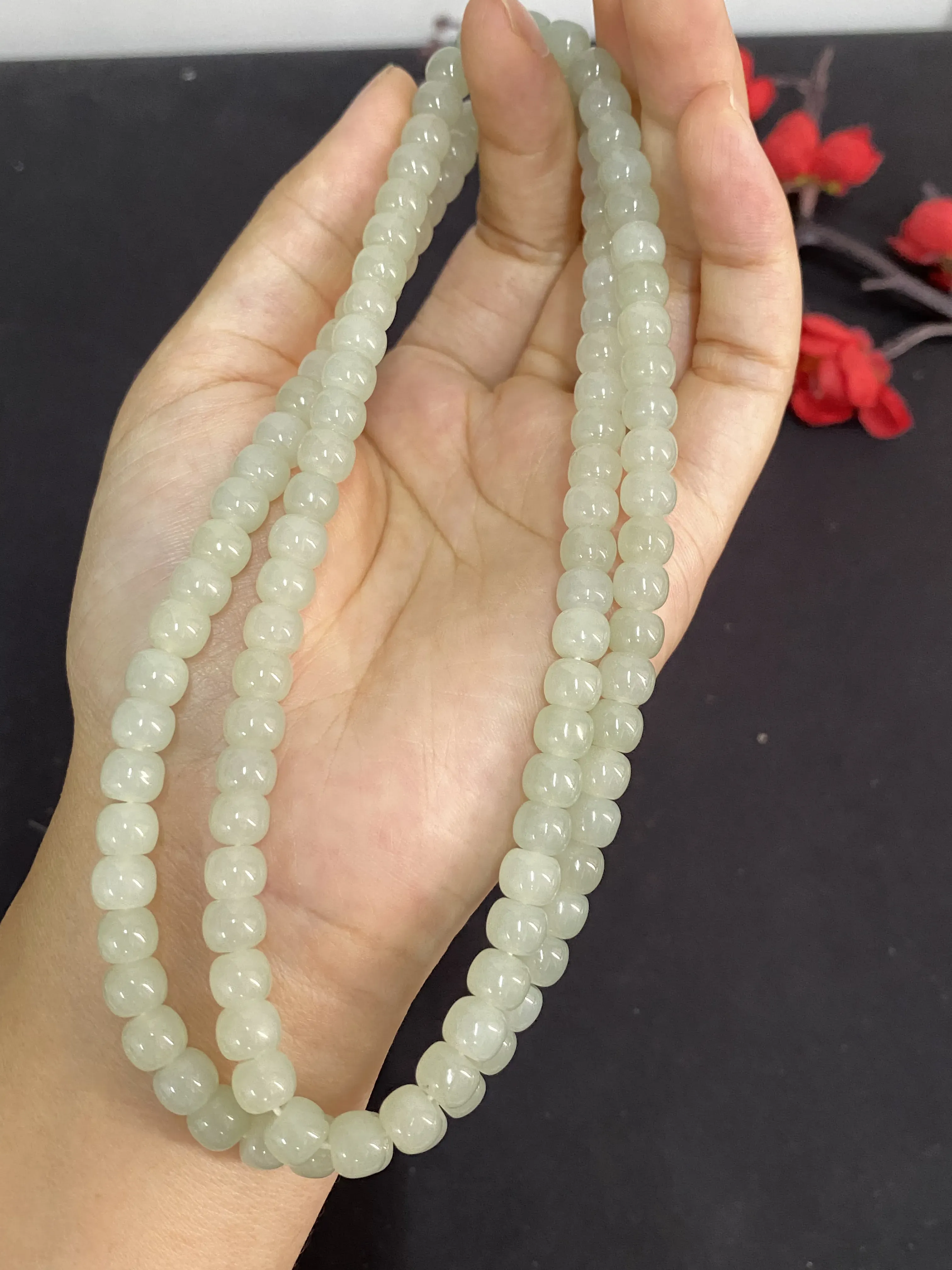新疆和田玉珠链，算盘珠均匀配串，可搭配做毛衣链，可做妈妈链，可做手串叠戴，珠子满意度高，通体油润。