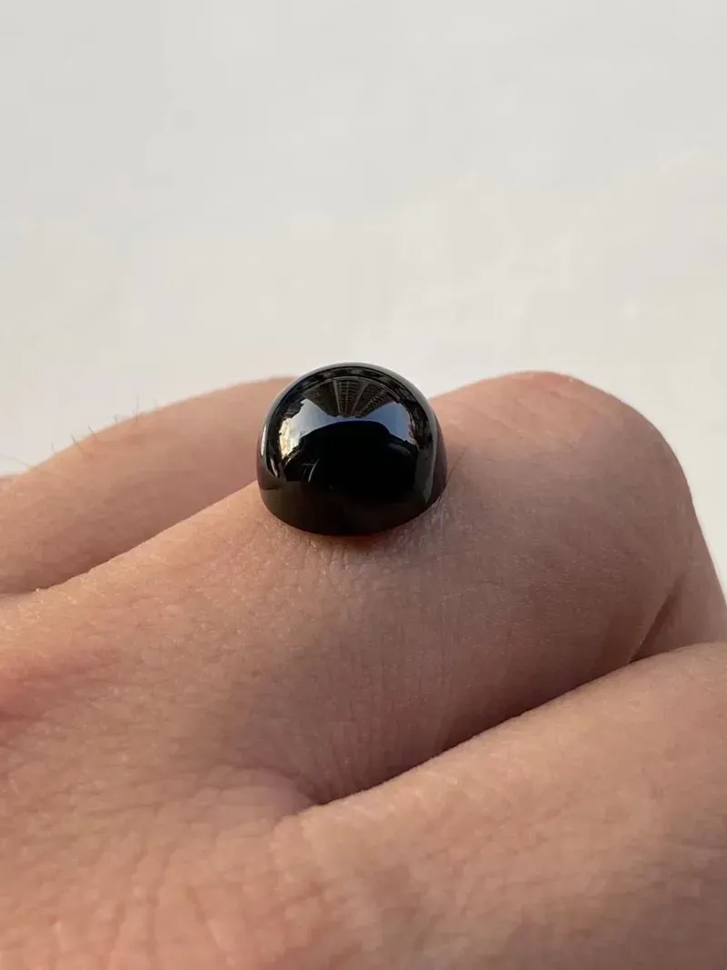 墨翠【蛋面】细腻干净，黑度极黑，性价比高，雕工精湛，打灯透绿 ，镶嵌效果倍增