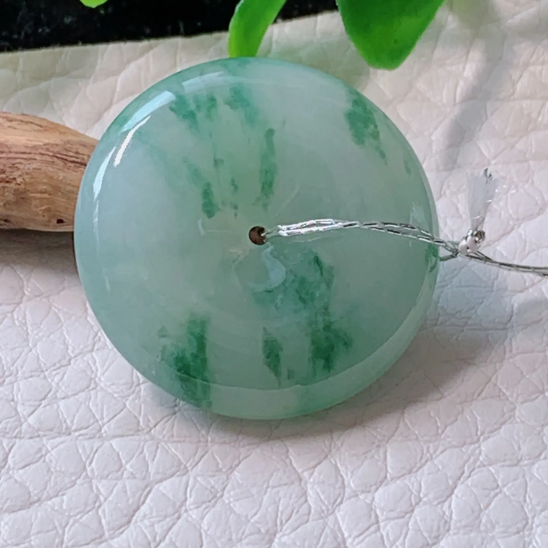 自然光实拍！冰糯飘花小平安扣吊坠，种老水足  玉质细腻起胶，花式灵动，饱满圆润，qxm 尺寸26*6mm