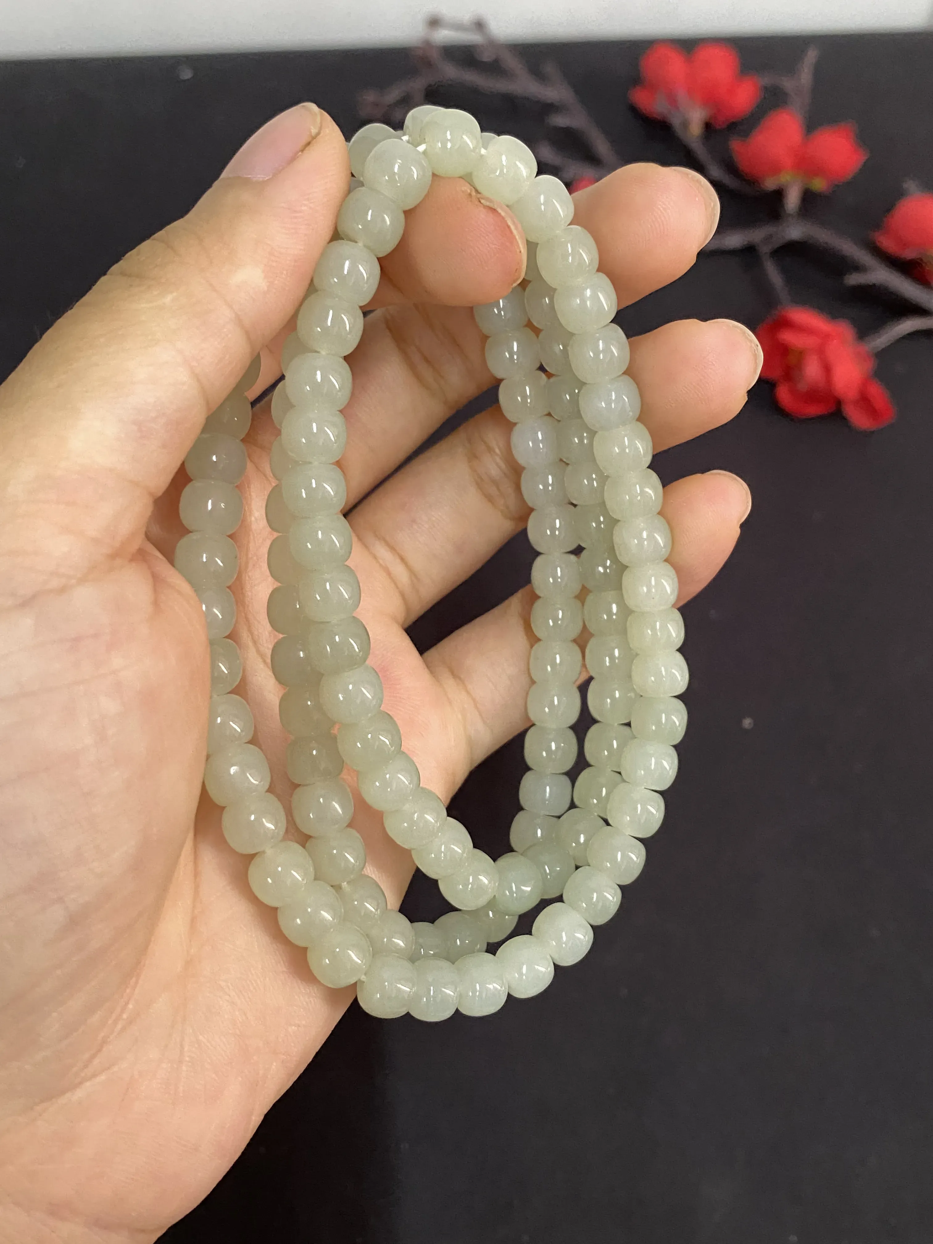 新疆和田玉珠链，算盘珠均匀配串，可搭配做毛衣链，可做妈妈链，可做手串叠戴，珠子满意度高，通体油润。