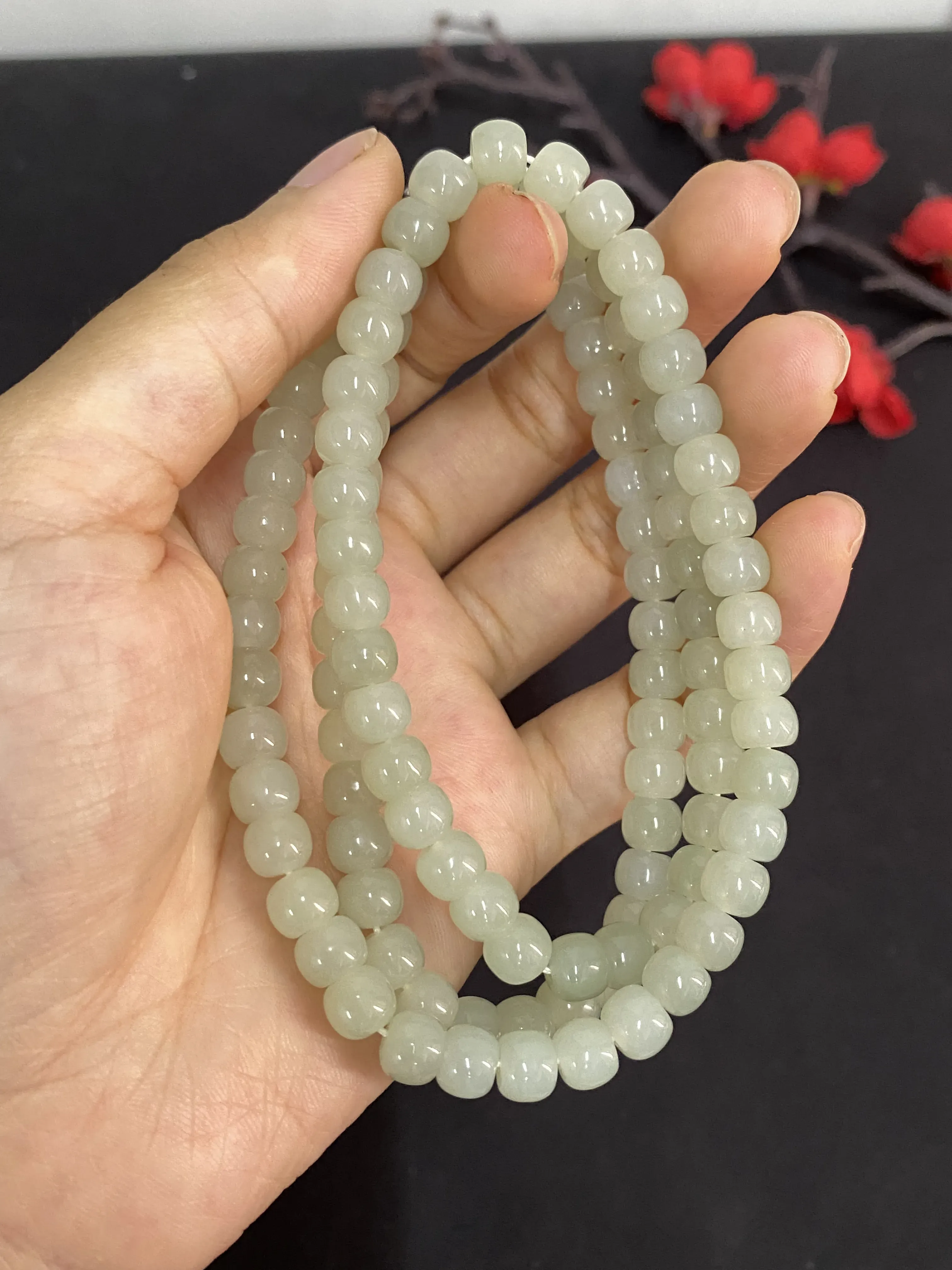 新疆和田玉珠链，算盘珠均匀配串，可搭配做毛衣链，可做妈妈链，可做手串叠戴，珠子满意度高，通体油润。