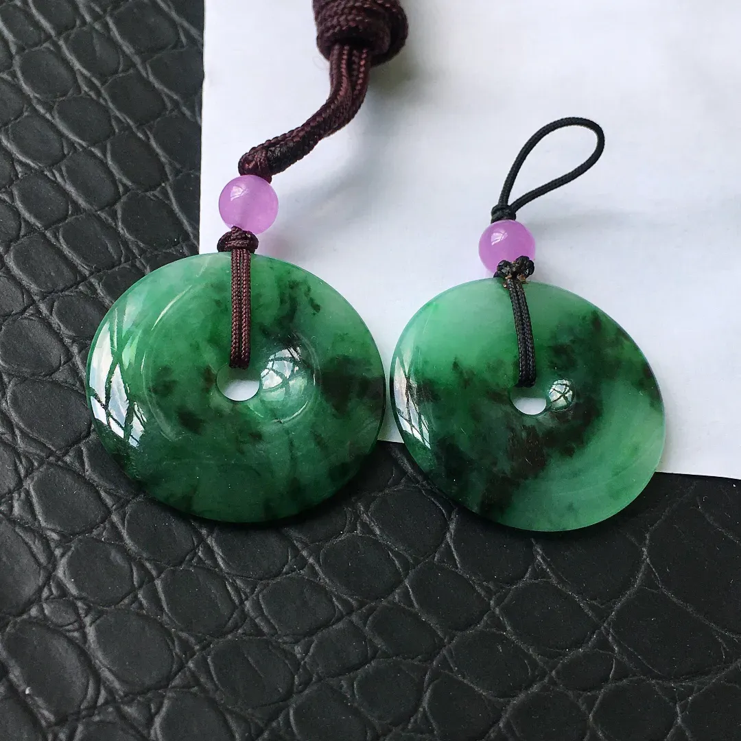 天然A货翡翠冰糯种飘绿平安扣吊坠一对，种水好玉质细腻温润，颜色漂亮尺寸30*3.7/29.9*4mm
