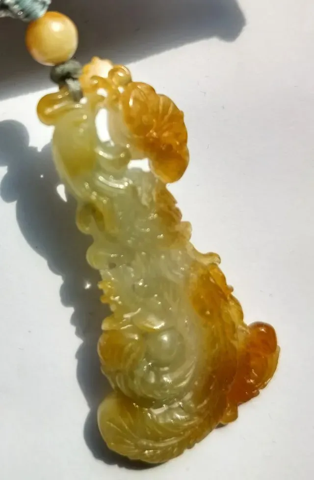 糯冰种黄翡凤尾，色泽艳丽，雕工精致。