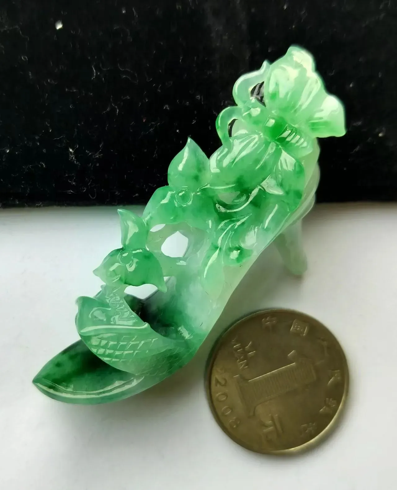 冰糯种飘绿翡翠水晶鞋，小巧玲珑。