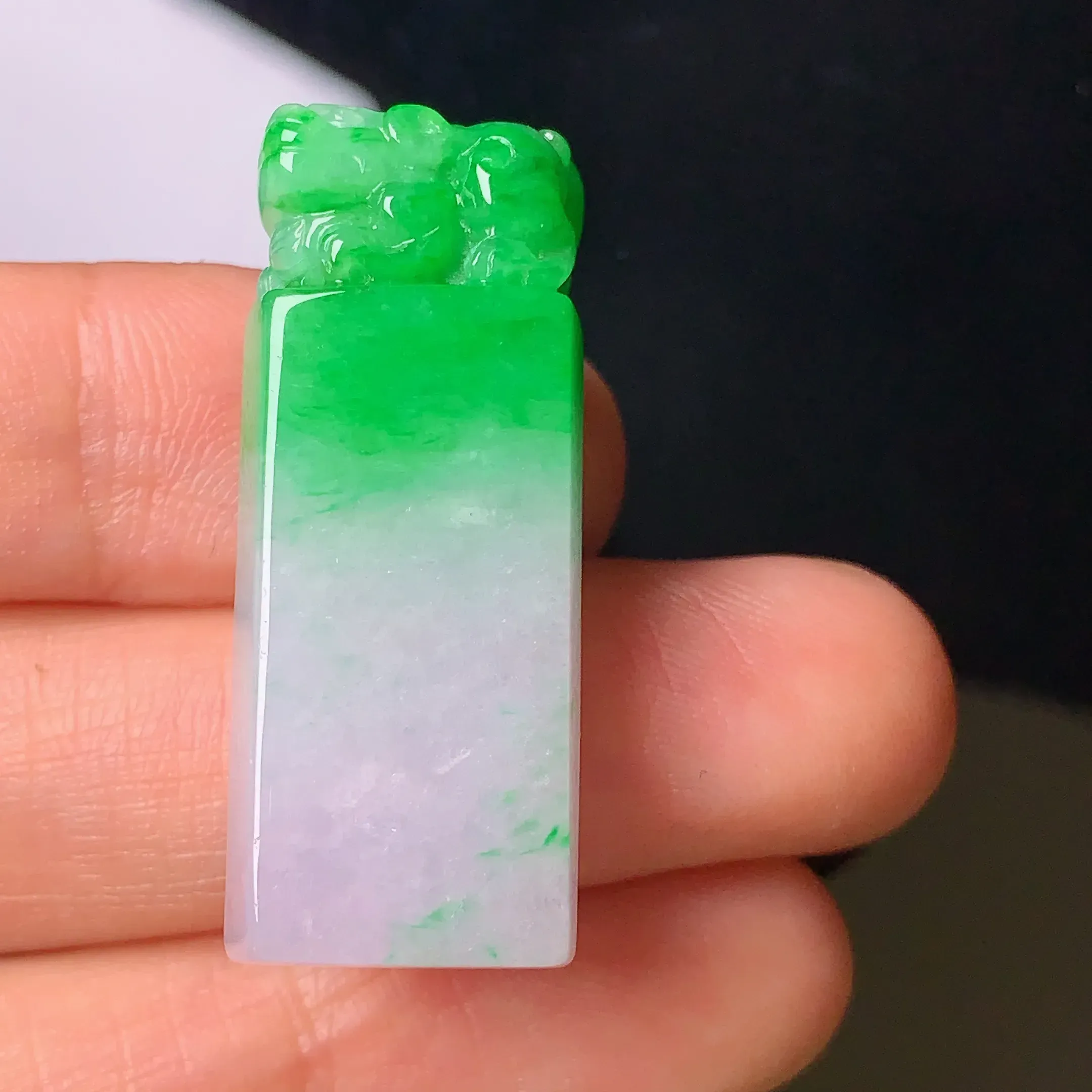 飘绿貔貅印章 玉质细腻 雕工精细  线条流畅自然 招财进宝 整体尺寸32.8*13*8.6