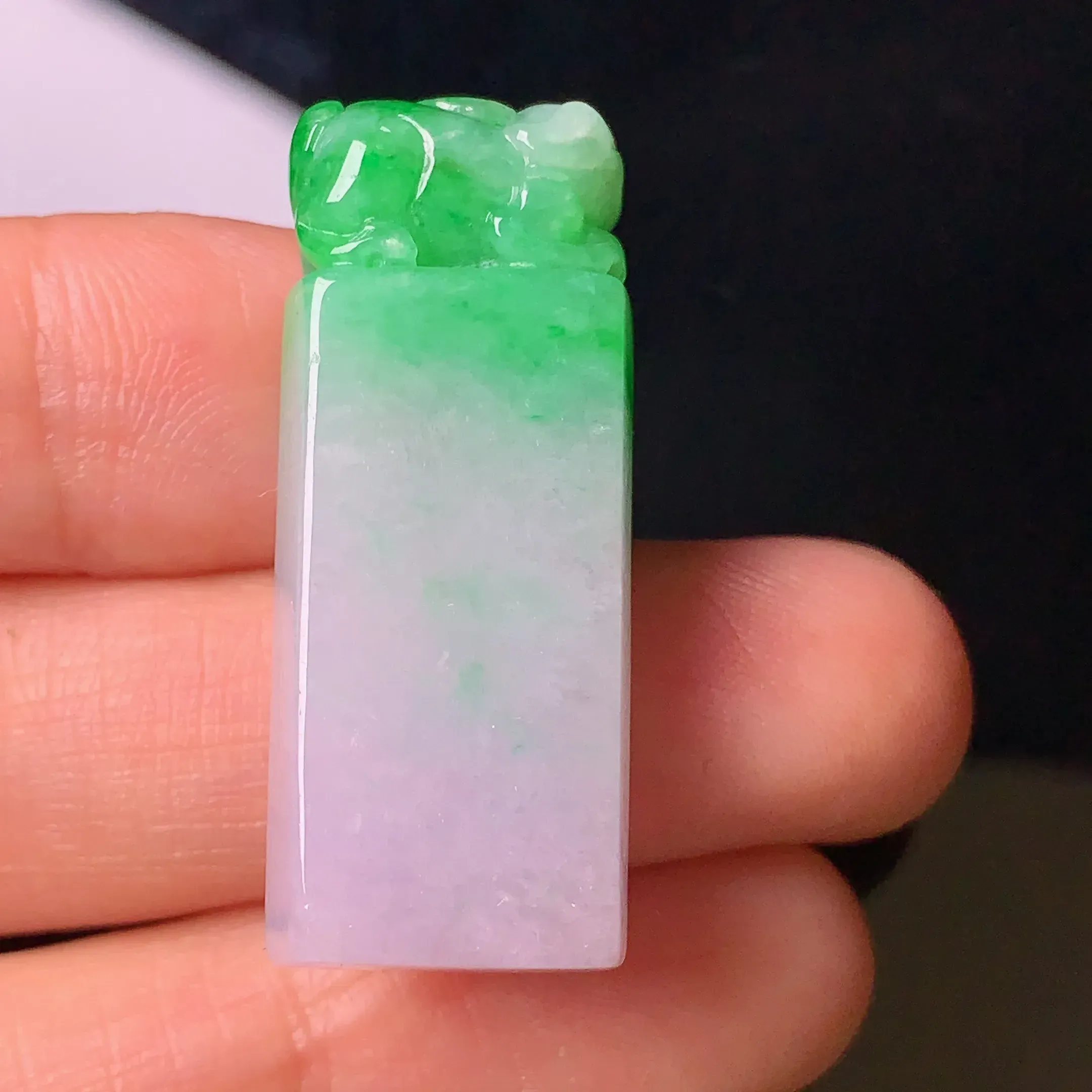 飘绿貔貅印章 玉质细腻 雕工精细  线条流畅自然 招财进宝 整体尺寸32.8*13*8.6