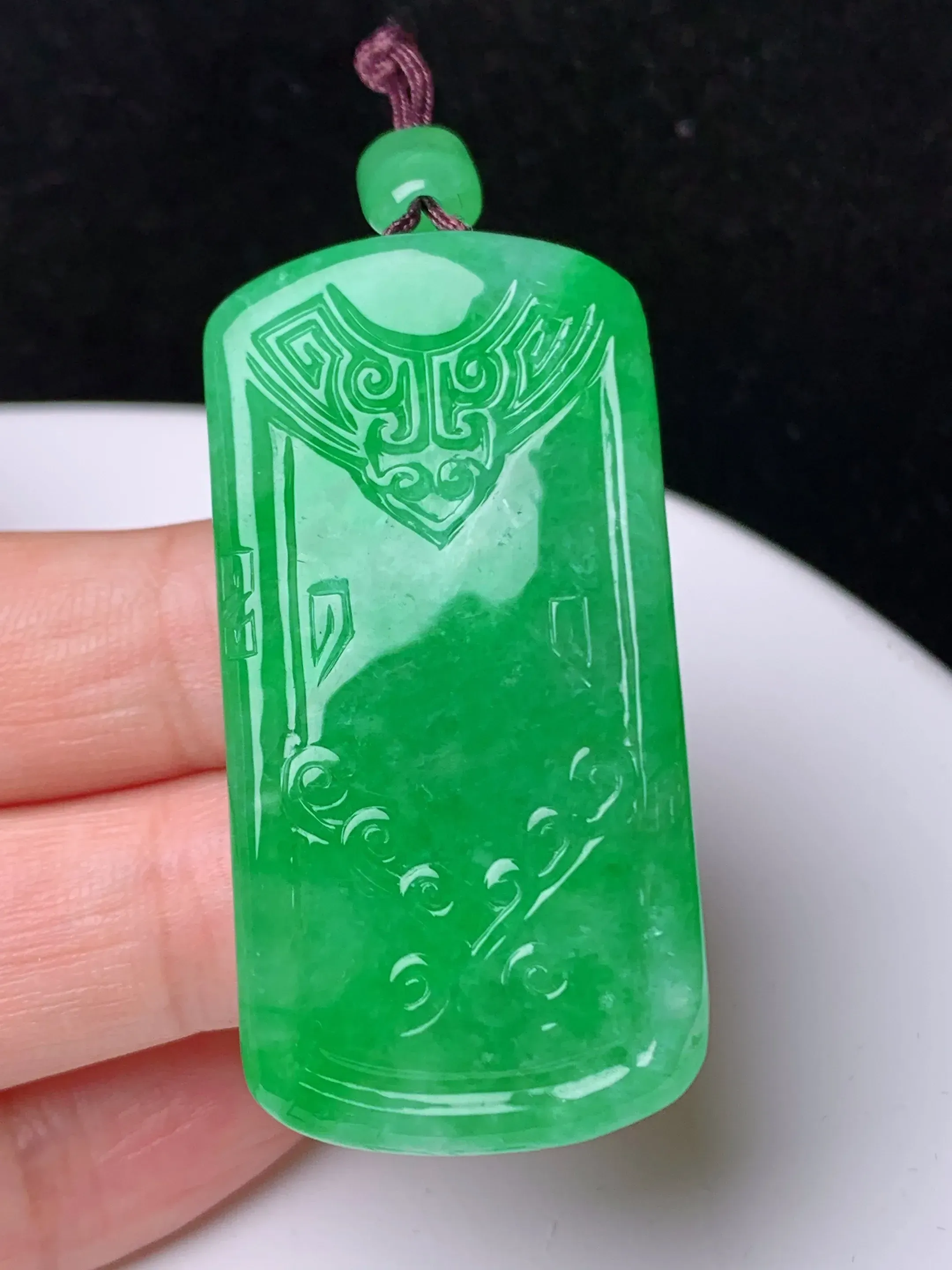 严选推荐老坑糯种阳绿满色仿古牌，种水很好，起强玻璃光泽。品相佳，佩戴效果佳。高收藏价值，值得入手品鉴。裸石尺寸约47.4-23.6-6.2毫米