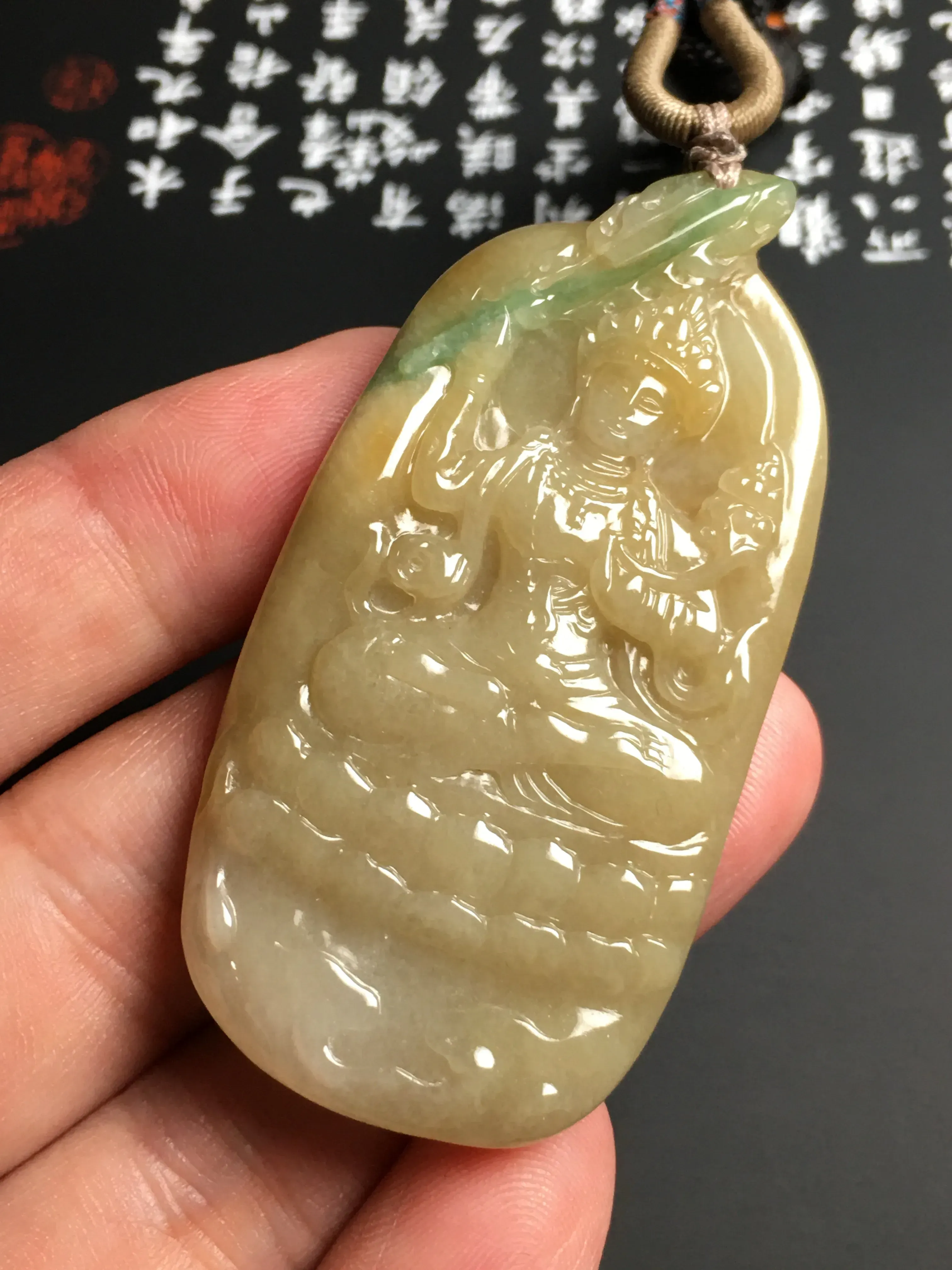 糯化种黄翡【虚空藏菩萨】吊坠 色彩艳丽 雕工精湛 质地细腻