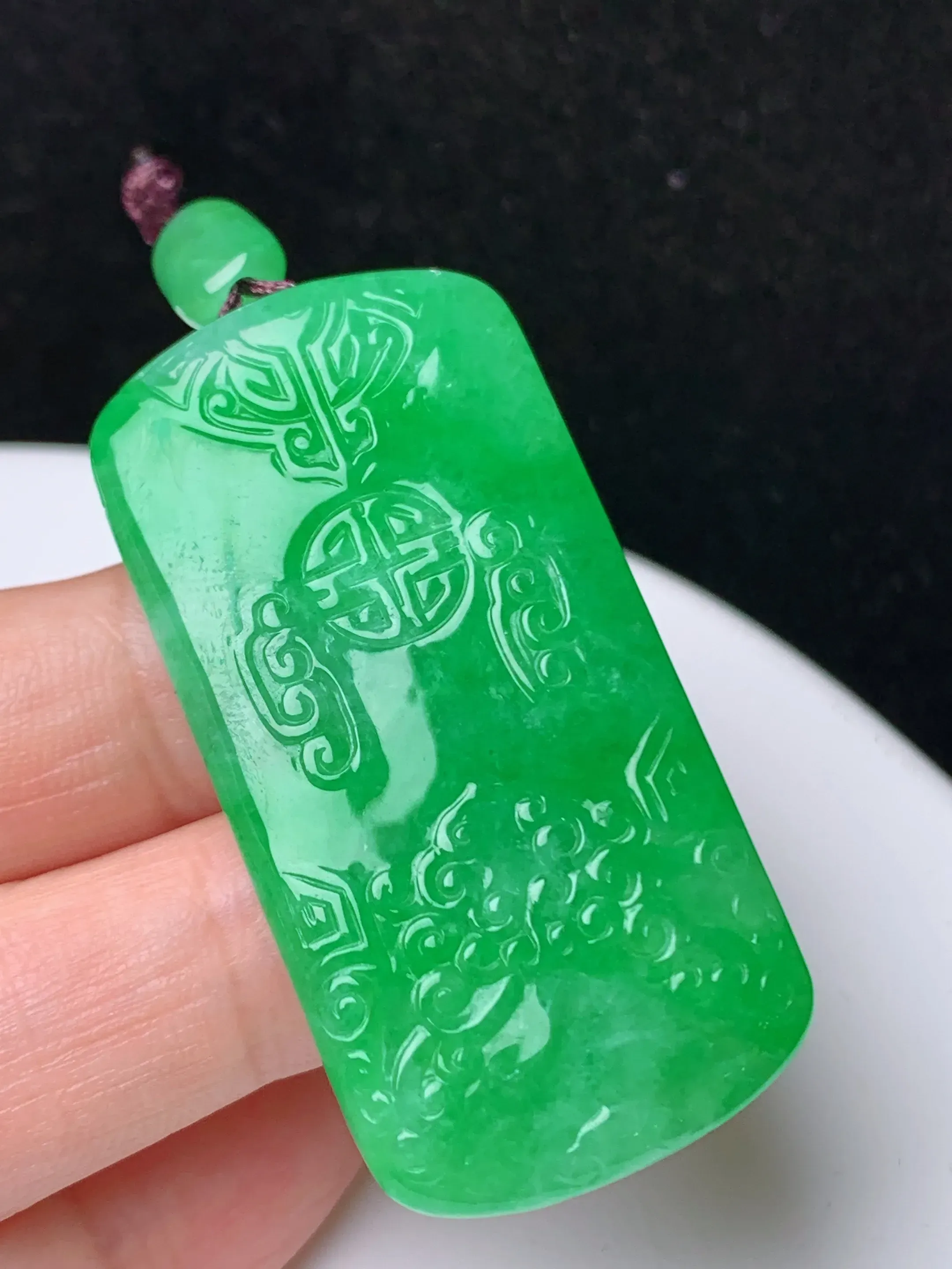 严选推荐老坑糯种阳绿满色仿古牌，种水很好，起强玻璃光泽。品相佳，佩戴效果佳。高收藏价值，值得入手品鉴。裸石尺寸约47.4-23.6-6.2毫米