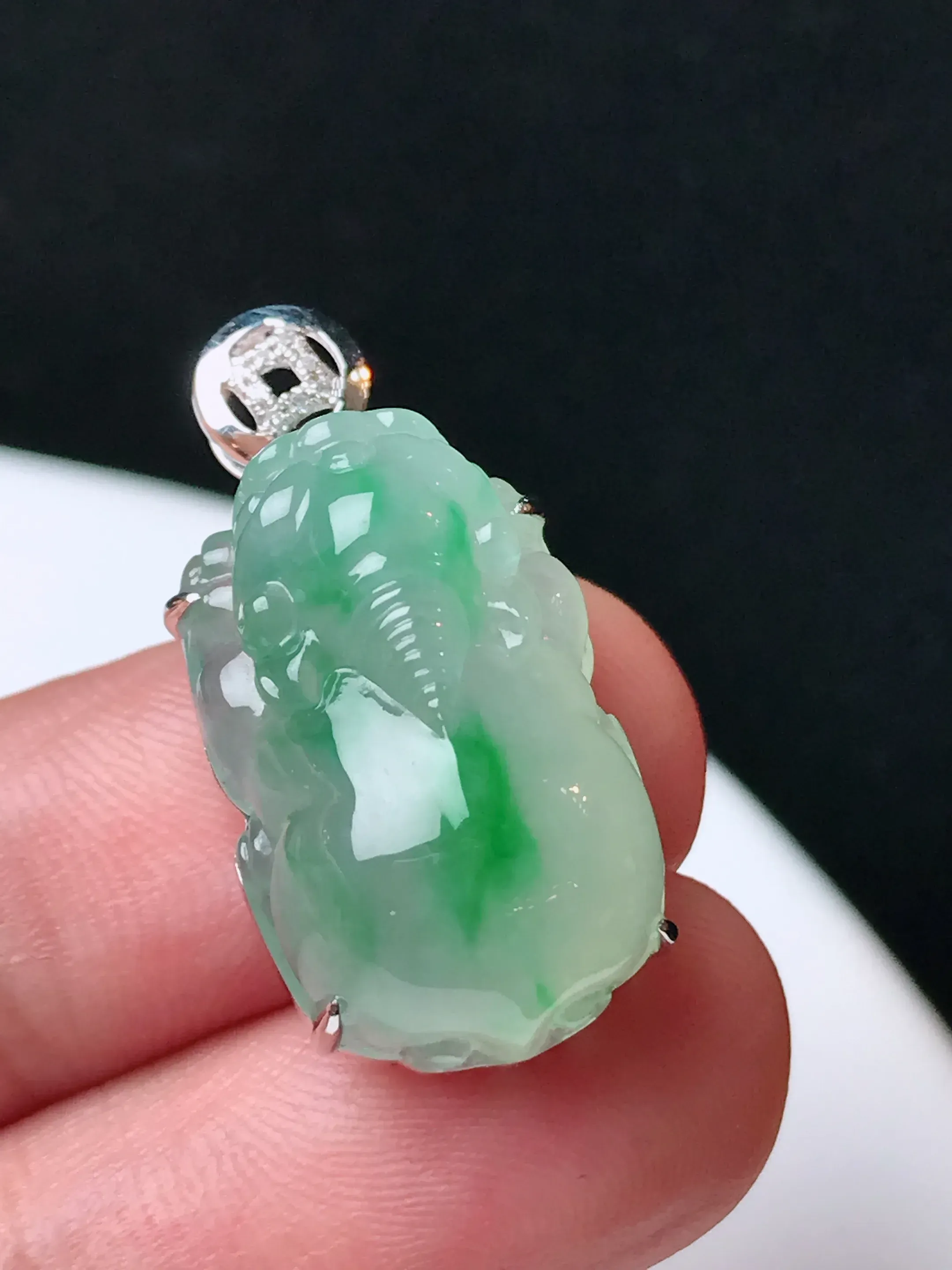 严选推荐貔貅，老坑冰种飘花貔貅吊坠，作品雕工精细，线条流畅，品相佳，佩戴效果出众，尽显气质。种水上乘，晶莹剔透，起强玻璃光泽。高性价比，高收藏价值，值得入手。裸石尺寸约21.4-13.4毫米