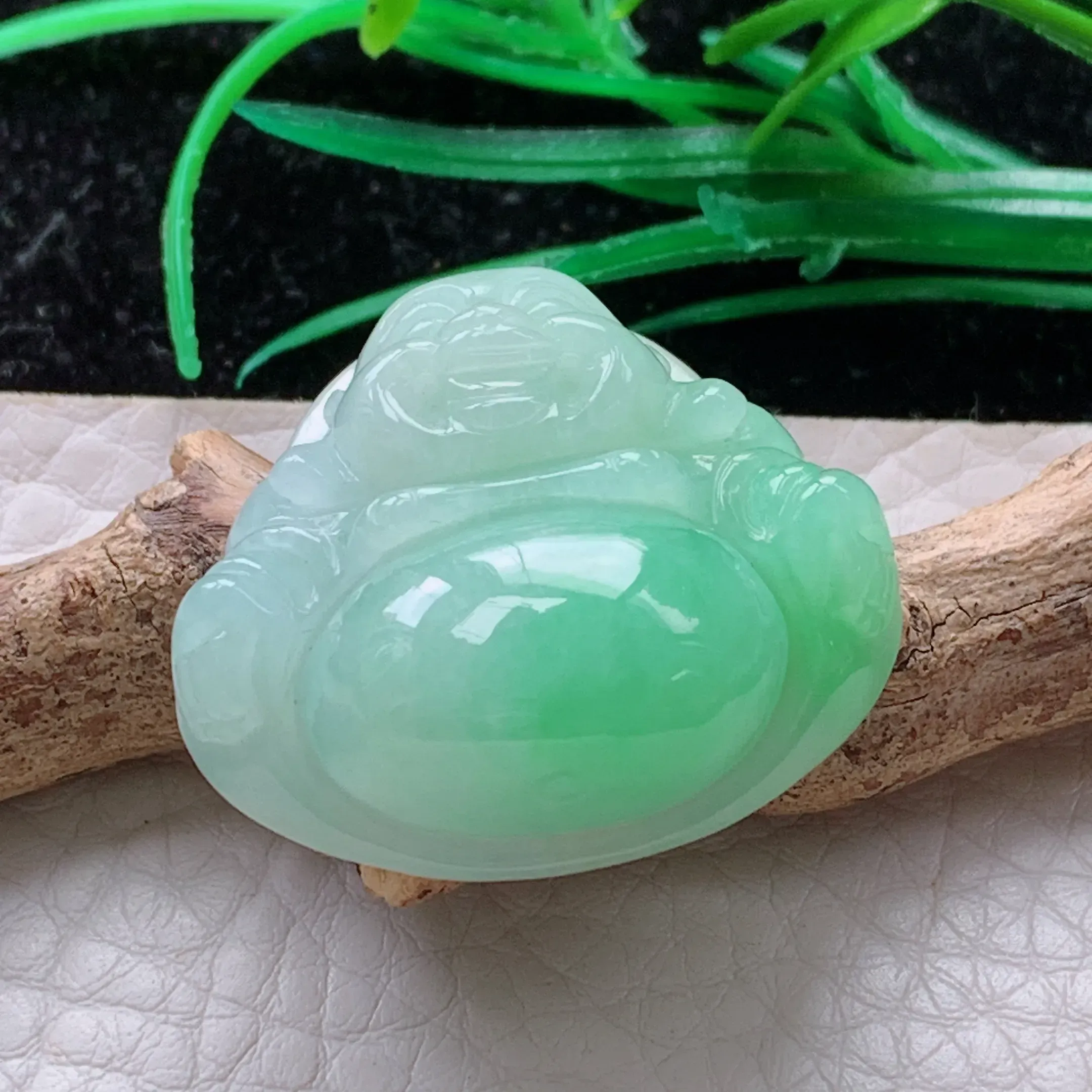 自然光实拍！冰糯淡绿弥勒笑佛吊坠，开心佛公，种老水足  玉质细腻起胶，雕工精湛 形态端庄大方，厚装饱满，佩戴高雅大方！zen 尺寸:27*30.5*12.5mm