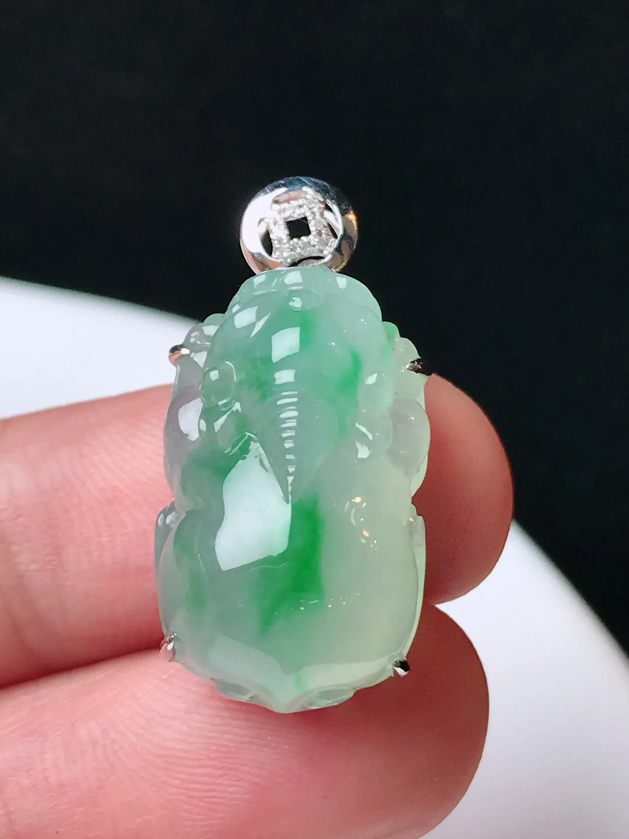 严选推荐貔貅，老坑冰种飘花貔貅吊坠，作品雕工精细，线条流畅，品相佳，佩戴效果出众，尽显气质。种水上乘，晶莹剔透，起强玻璃光泽。高性价比，高收藏价值，值得入手。裸石尺寸约21.4-13.4毫米