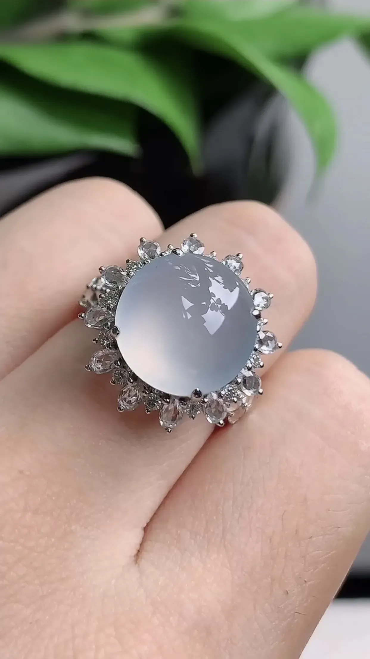 天然A货翡翠老坑冰种18K金伴钻镶嵌白冰蛋面戒指 圈口17.6mm 裸石尺寸12.3mm