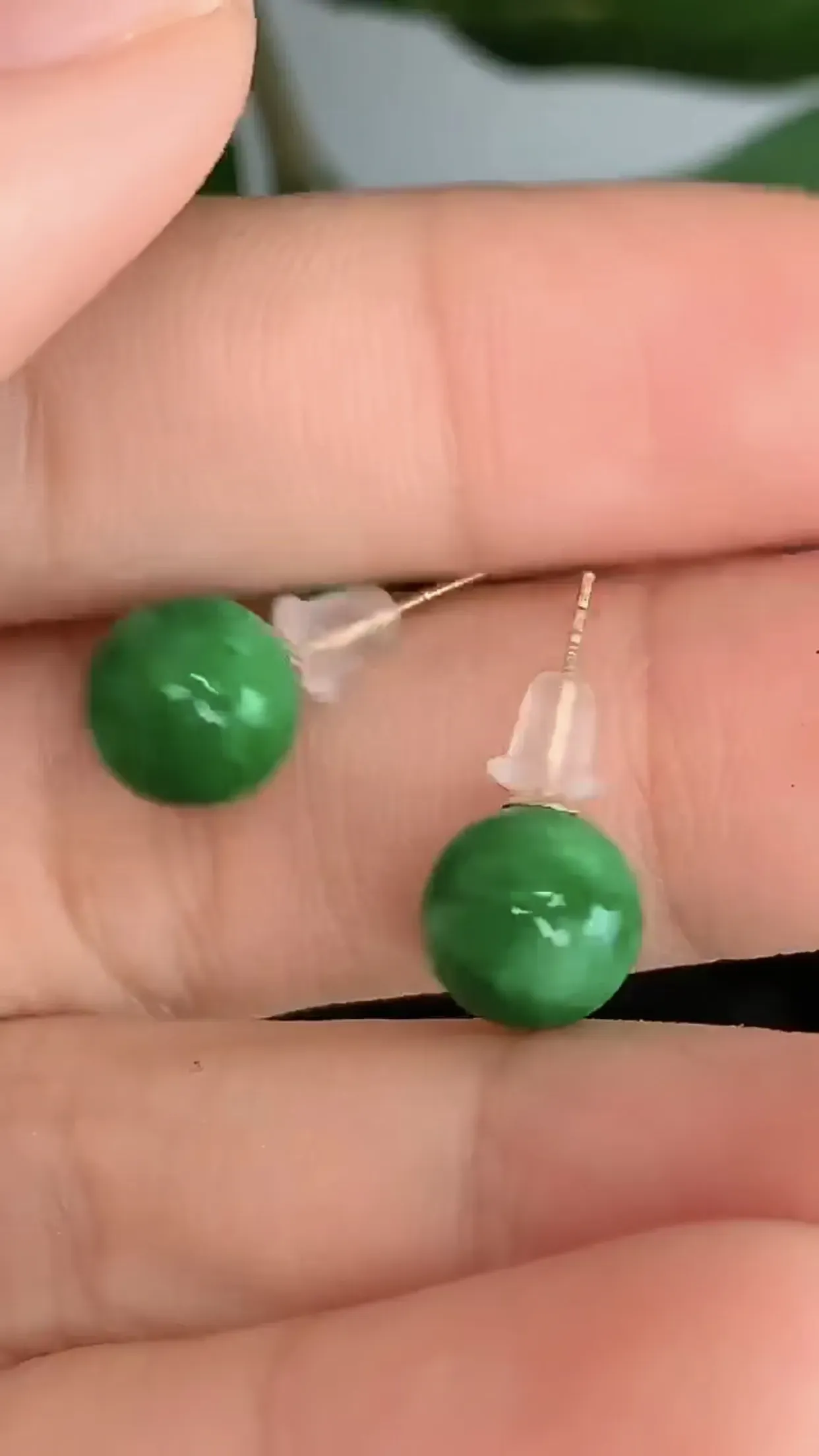 天然A货翡翠18k金冰糯种飘绿圆珠耳钉一对 裸石取一8.2mm