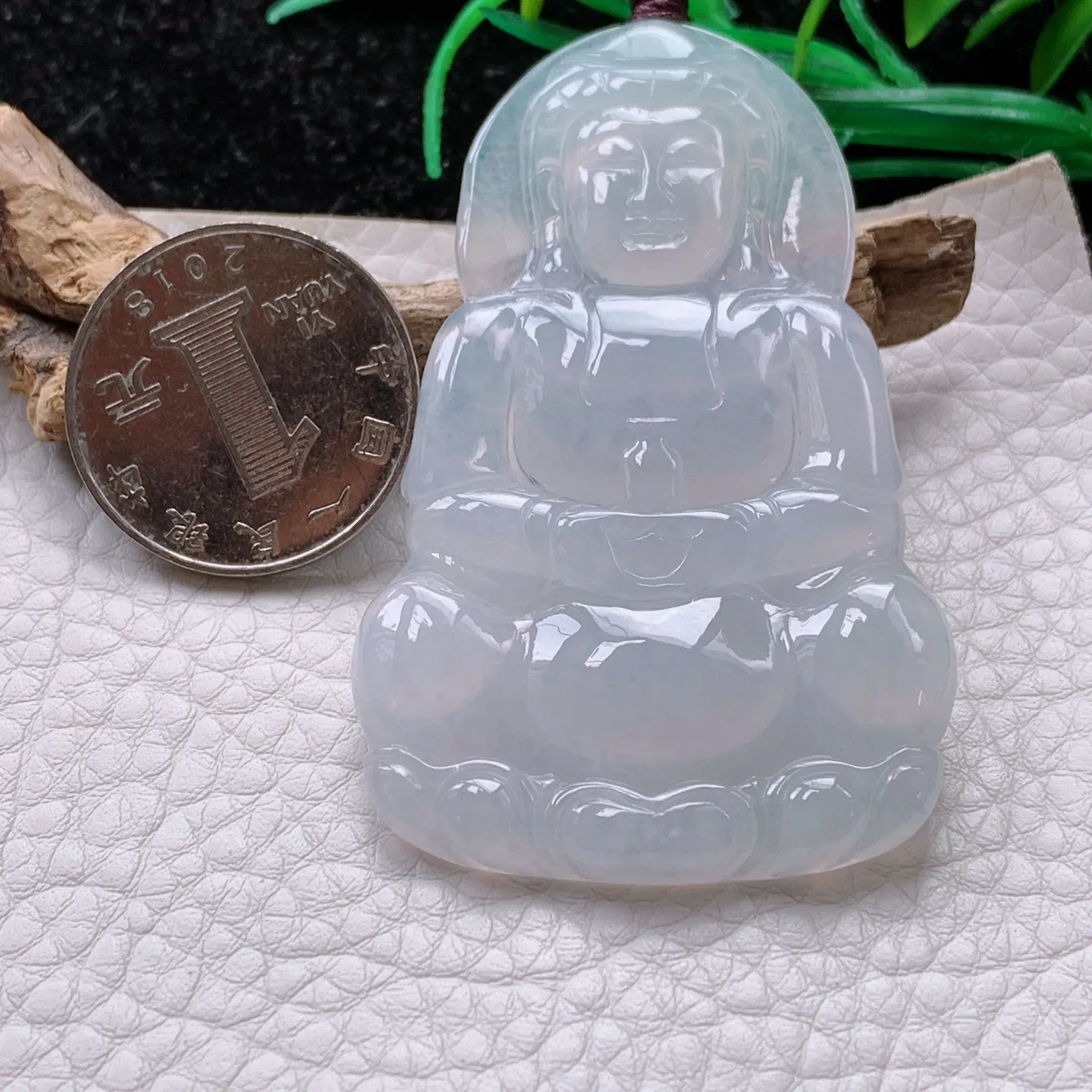 自然光实拍！冰糯水润白净大观音吊坠，正装观音，种老水足  玉质细腻 雕工精湛 形态端庄大方，厚装大件，佩戴高雅大方！值得拥有！zen 尺寸:64.5*39.8*5.2mm
