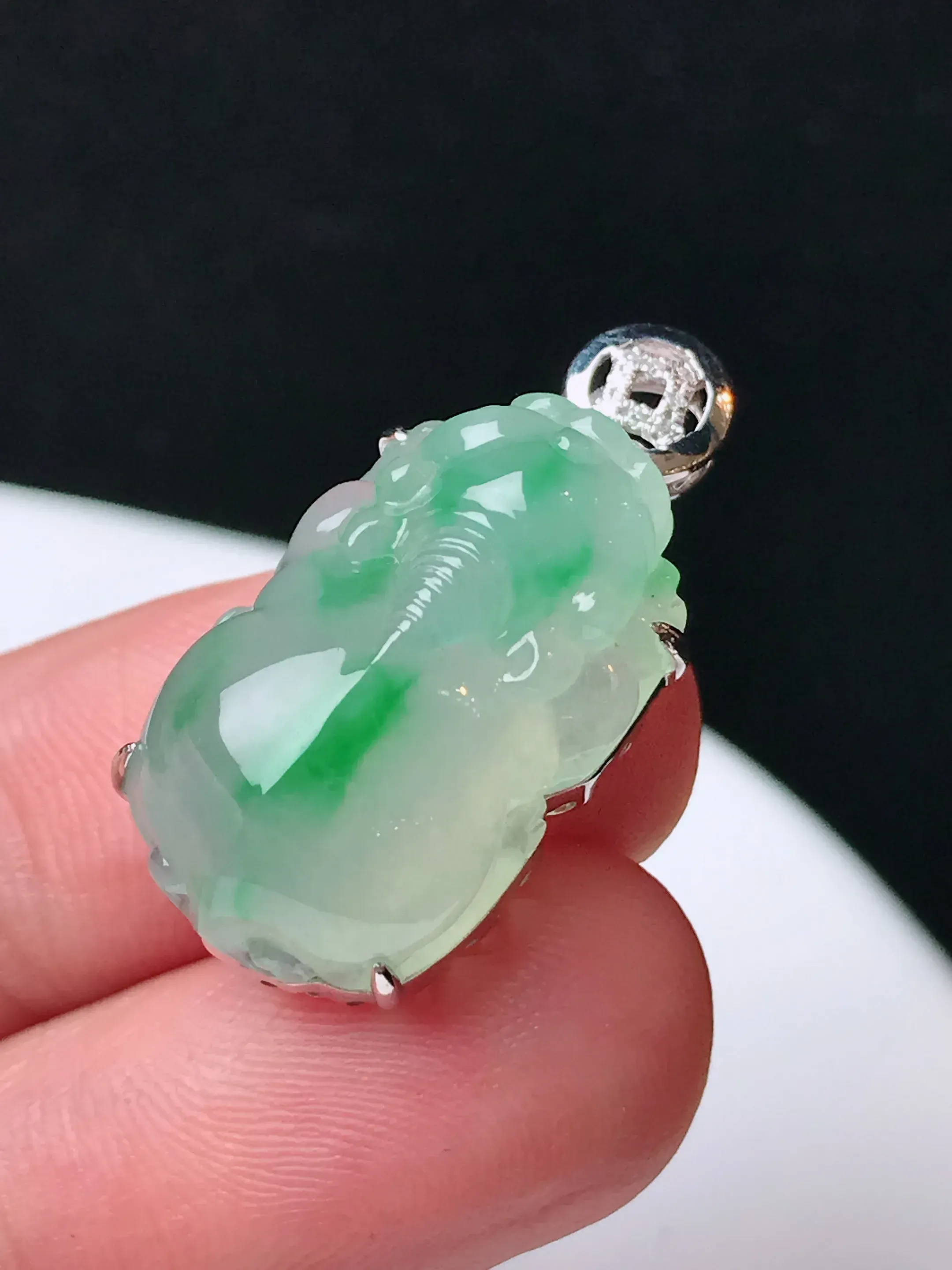 严选推荐貔貅，老坑冰种飘花貔貅吊坠，作品雕工精细，线条流畅，品相佳，佩戴效果出众，尽显气质。种水上乘，晶莹剔透，起强玻璃光泽。高性价比，高收藏价值，值得入手。裸石尺寸约21.4-13.4毫米